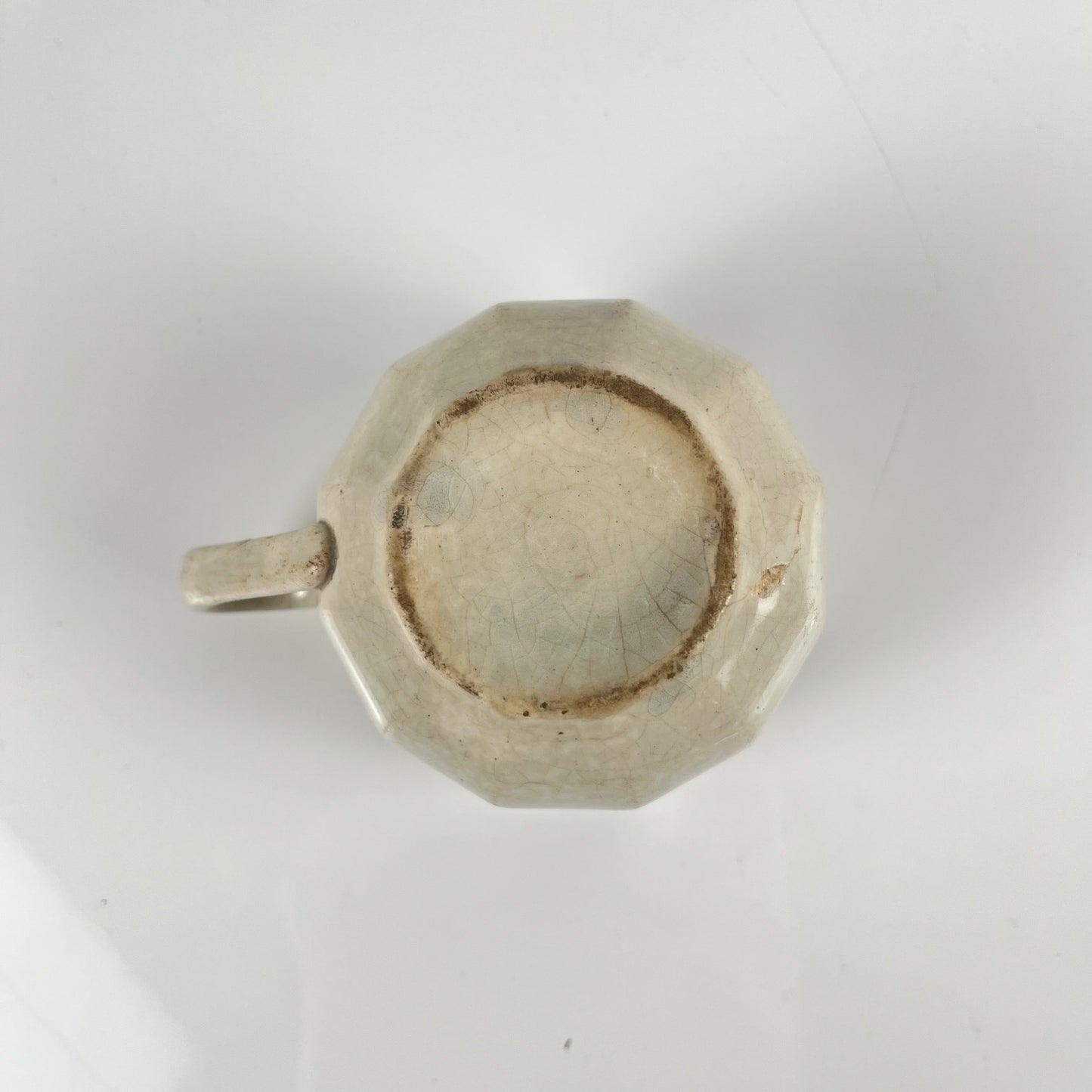 Tasse ancienne terre de fer pour collection, fin XIXe - début XXe s.