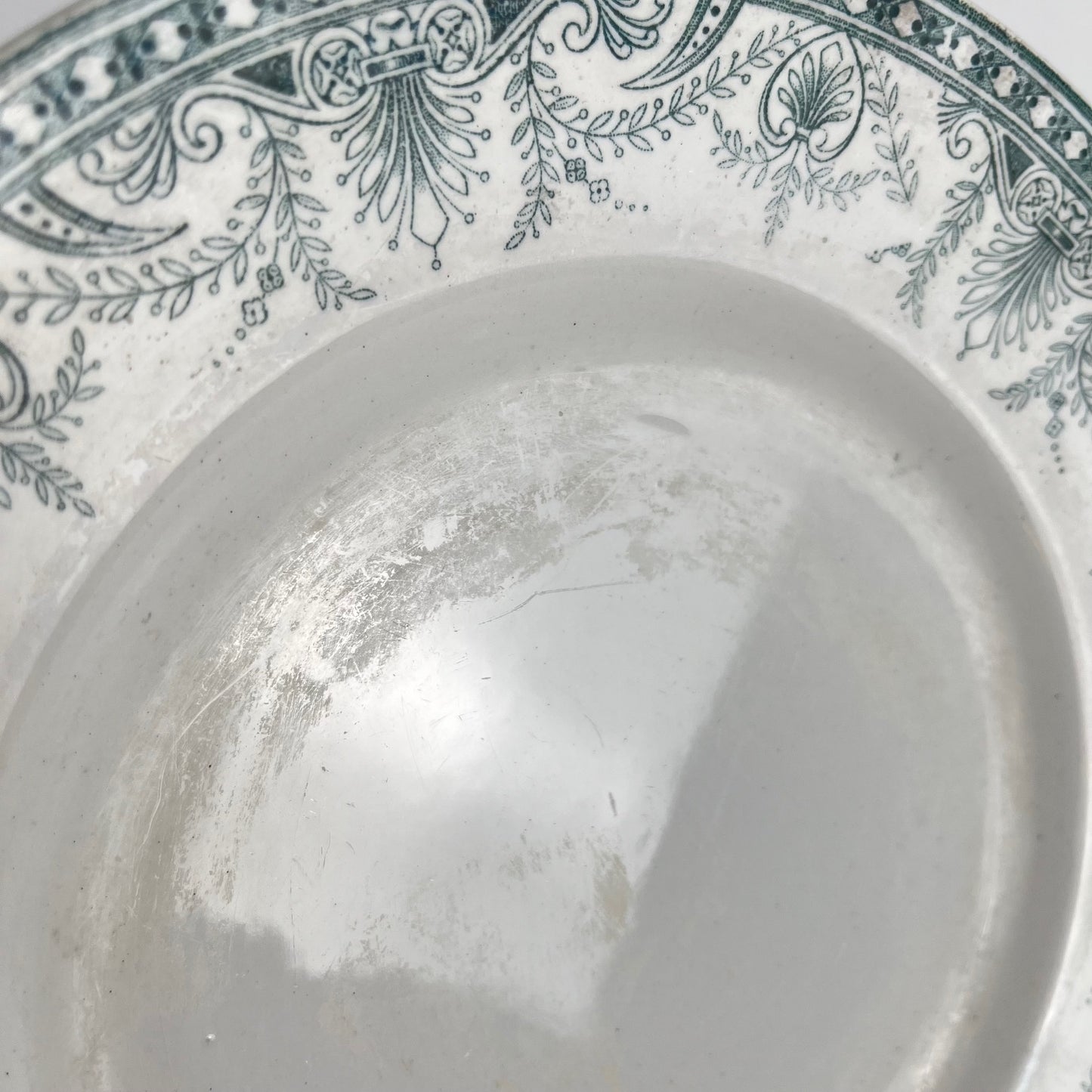 Cake stand, ironstone, "Wilbur" pattern, Moulins des Loups, late 19th - early 20th century.