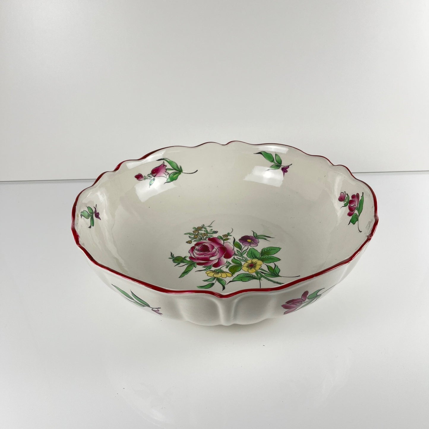 Salad bowl with scalloped rim, Réverbère pattern by KG Lunéville