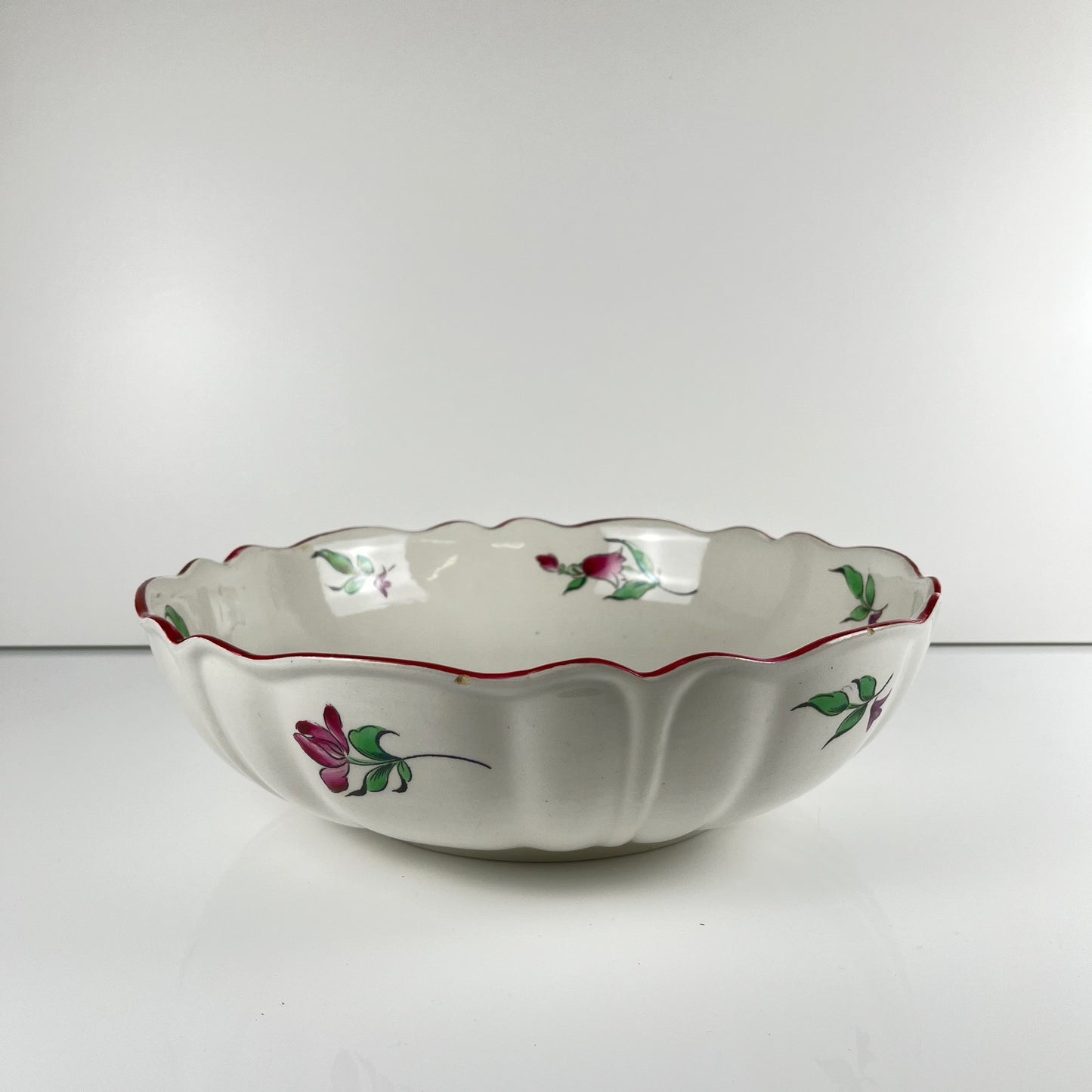 Salad bowl with scalloped rim, Réverbère pattern by KG Lunéville