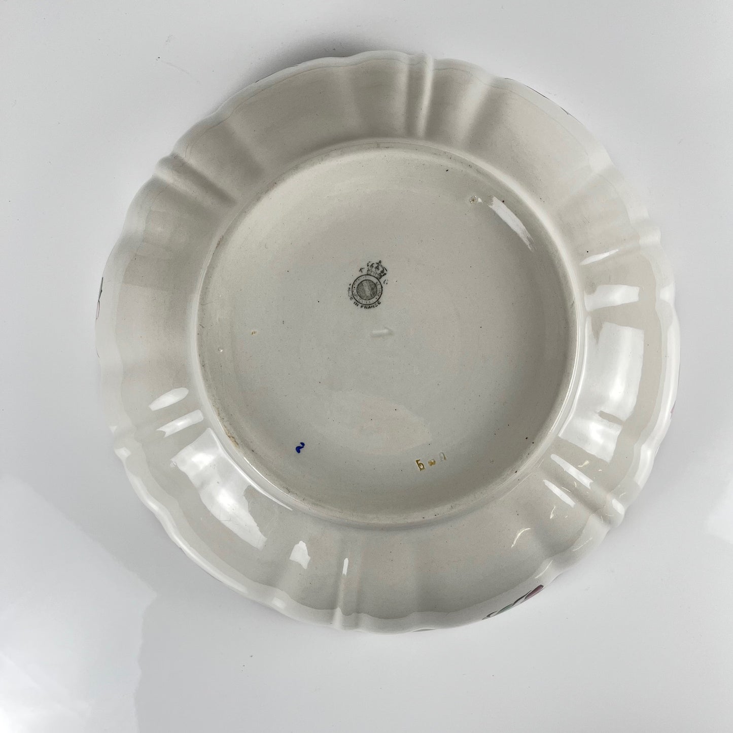 Salad bowl with scalloped rim, Réverbère pattern by KG Lunéville