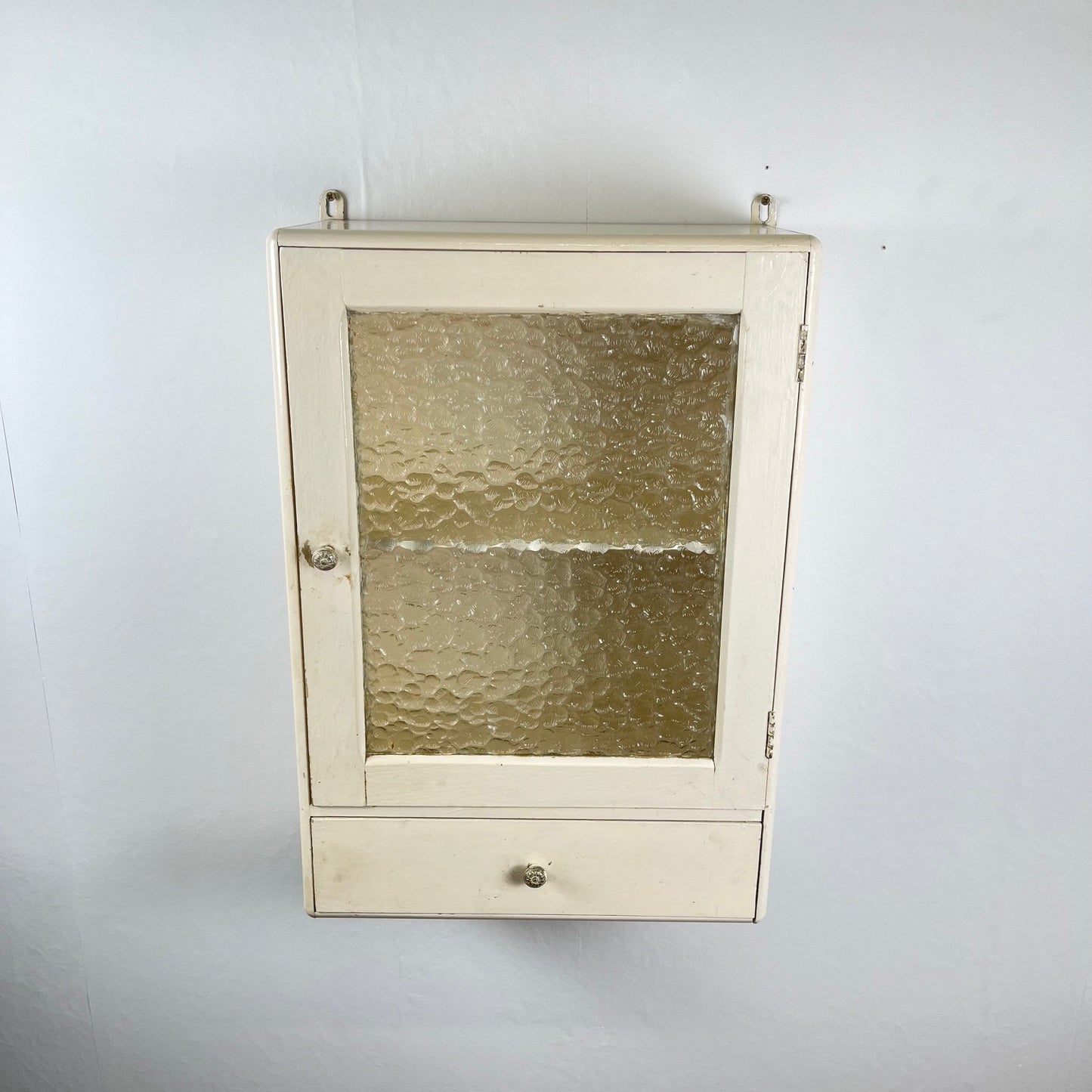 Ancienne armoire à pharmacie couleur crème, XXe