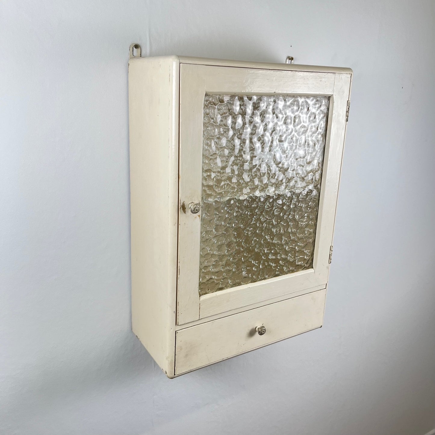 Ancienne armoire à pharmacie couleur crème, XXe