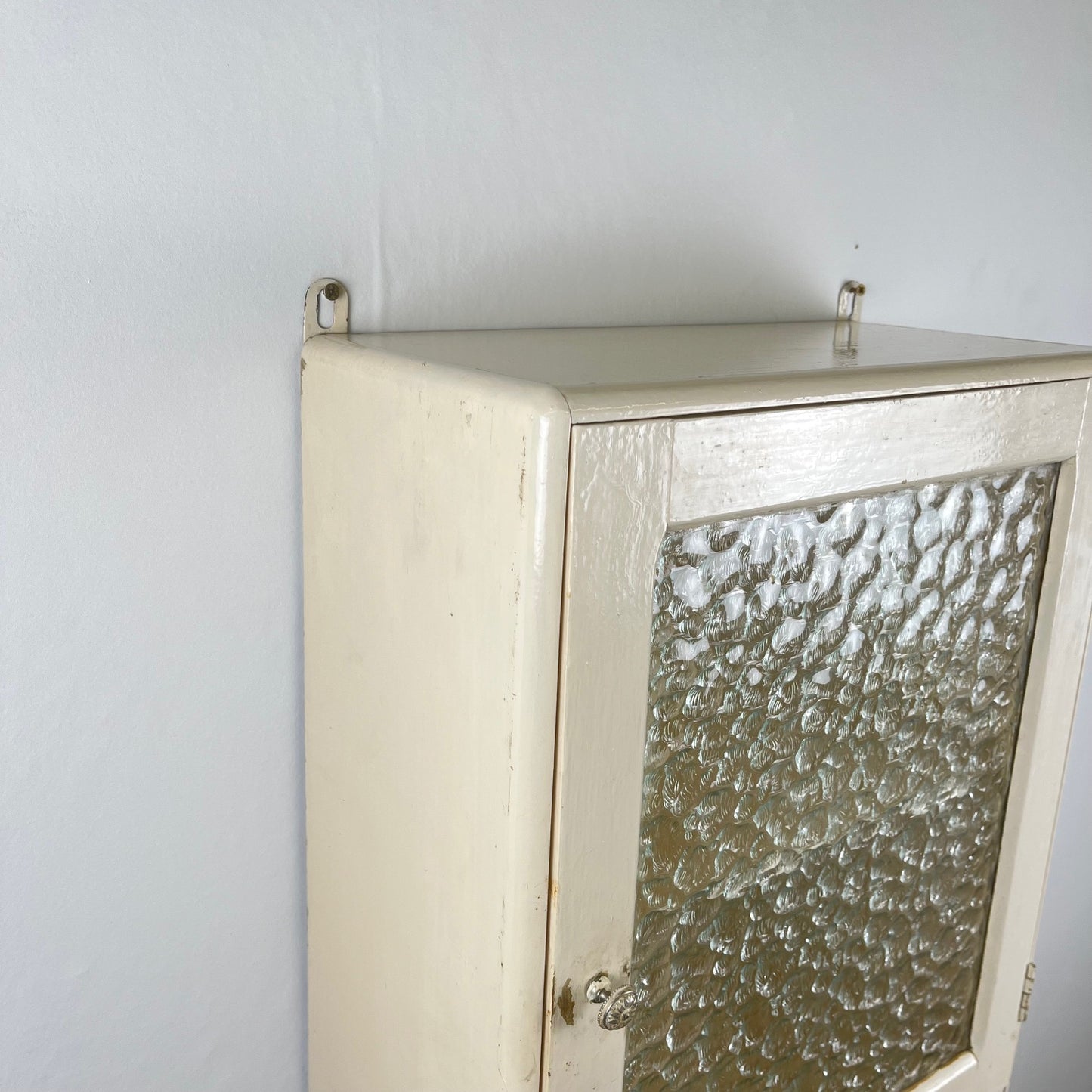 Ancienne armoire à pharmacie couleur crème, XXe
