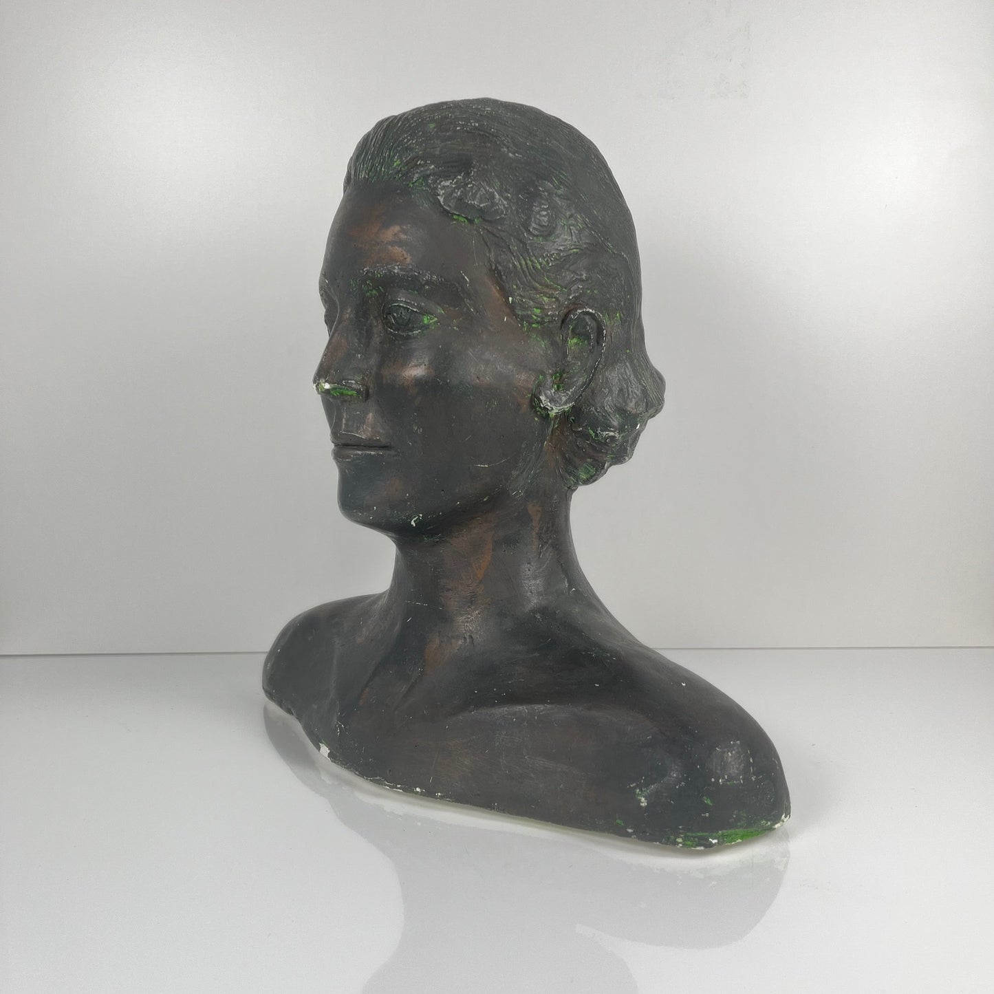 Buste Féminin style néoclassique en plâtre par M. Mongey, XXe s.