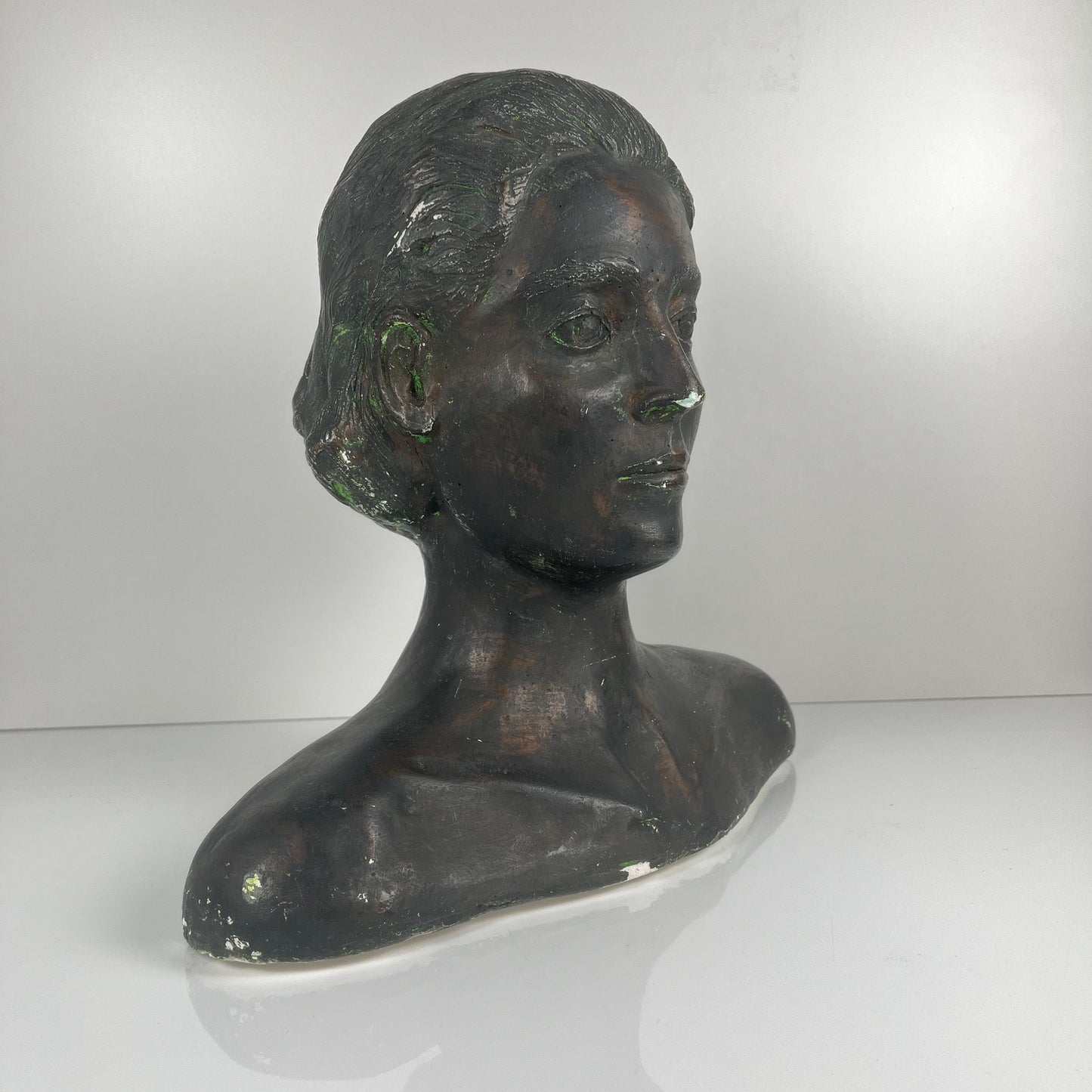 Buste Féminin style néoclassique en plâtre par M. Mongey, XXe s.