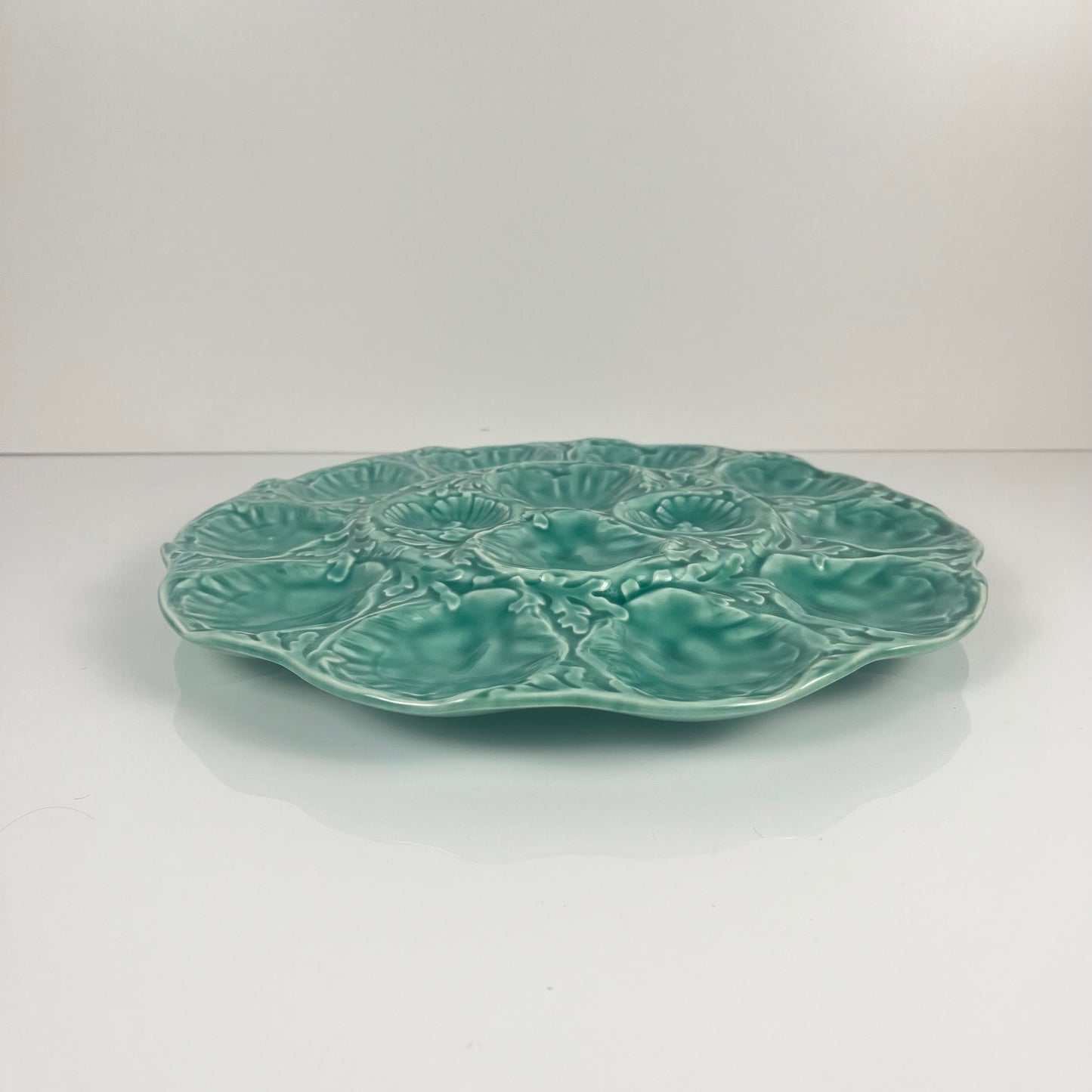 Grand Plat à huitre Gien, barbotine, turquoise, 1960-70
