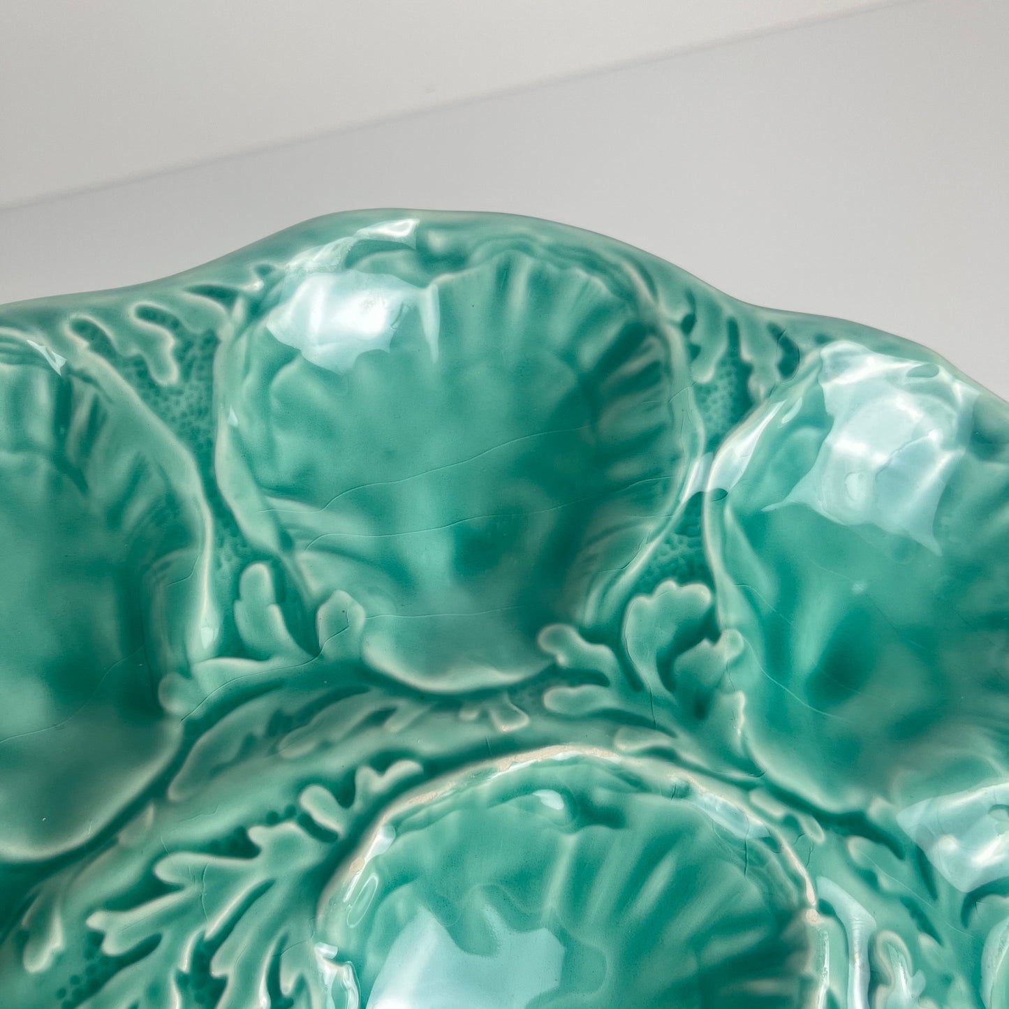 Grand Plat à huitre Gien, barbotine, turquoise, 1960-70