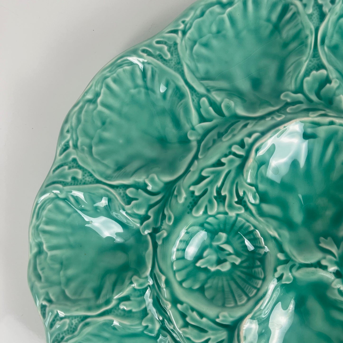 Grand Plat à huitre Gien, barbotine, turquoise, 1960-70