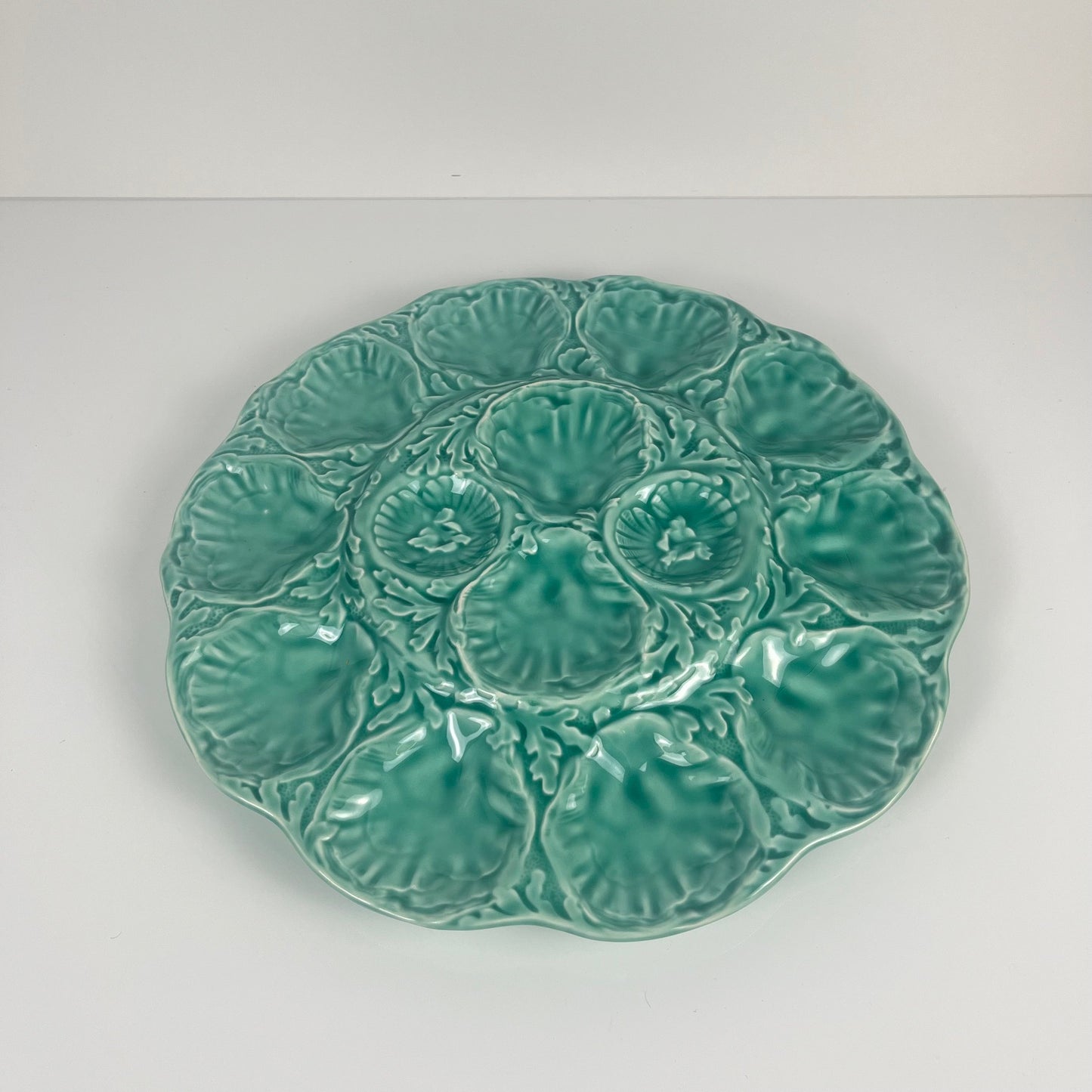 Grand Plat à huitre Gien, barbotine, turquoise, 1960-70