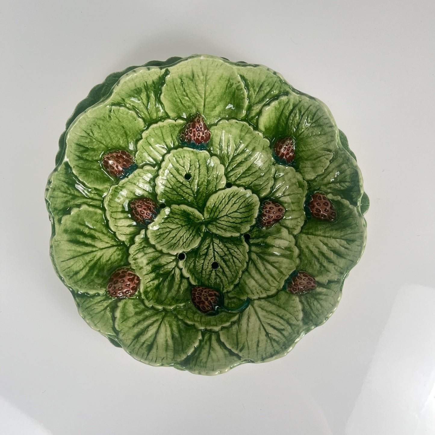 Saladier / Egouttoir barbotine en forme de feuille et fraise