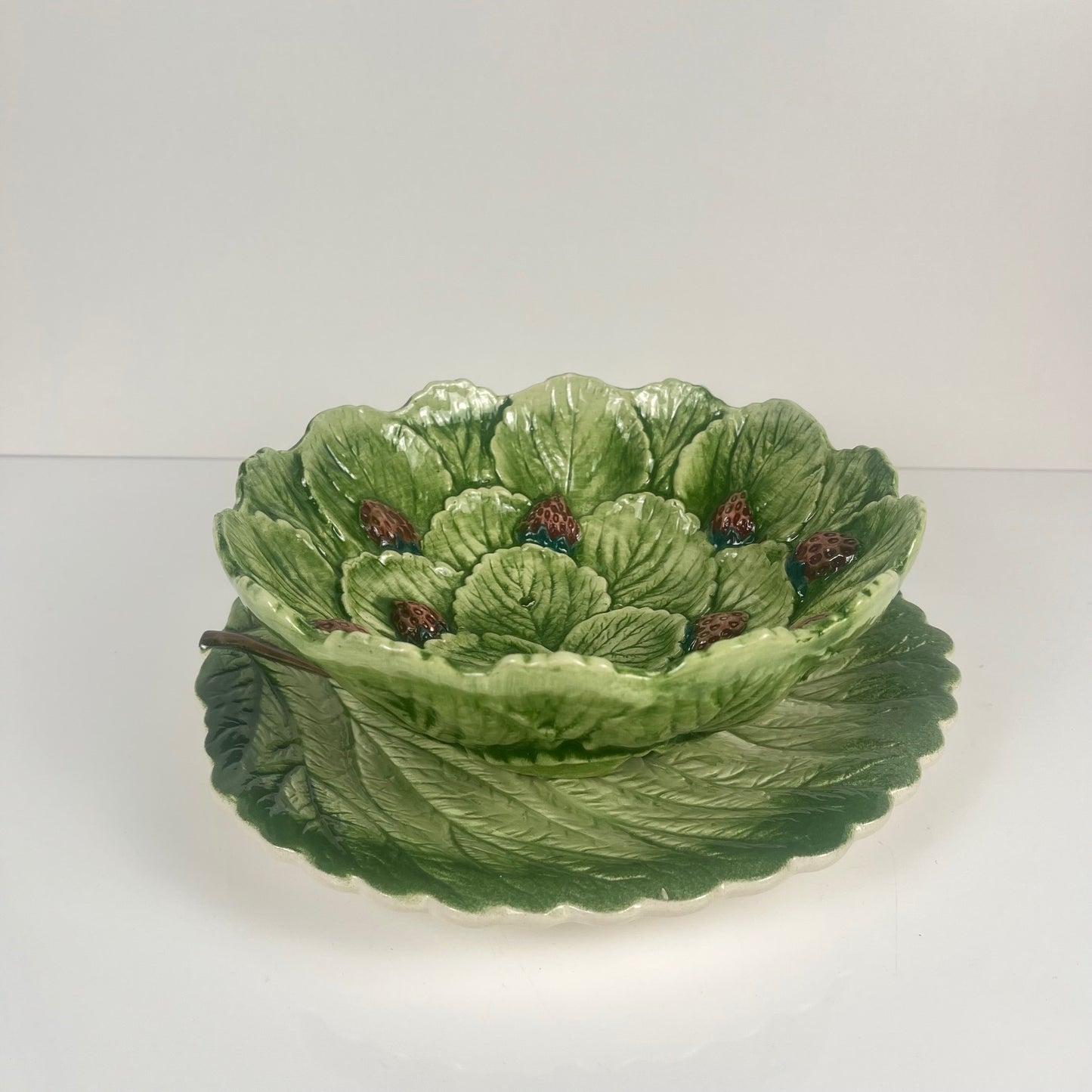 Saladier / Egouttoir barbotine en forme de feuille et fraise