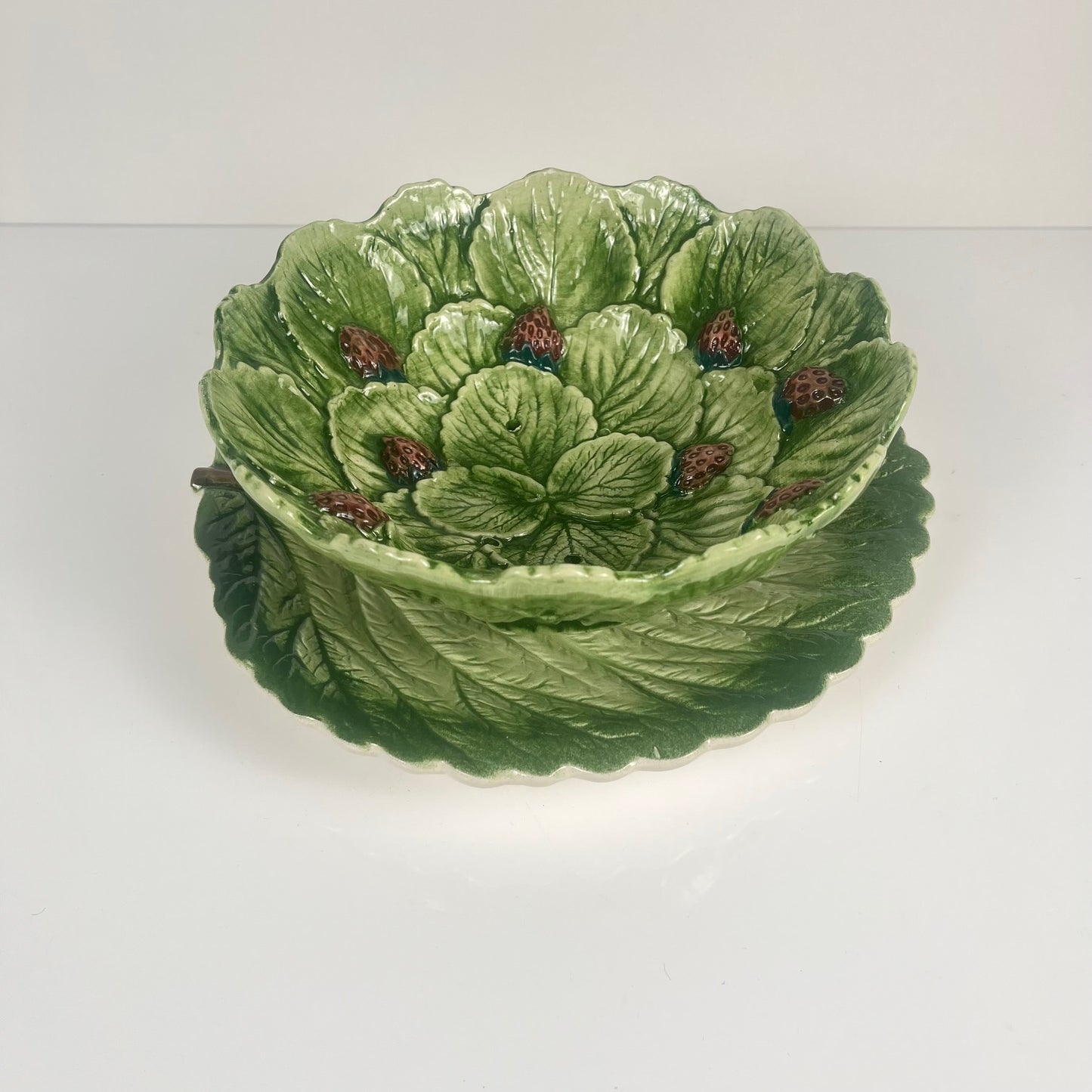 Saladier / Egouttoir barbotine en forme de feuille et fraise