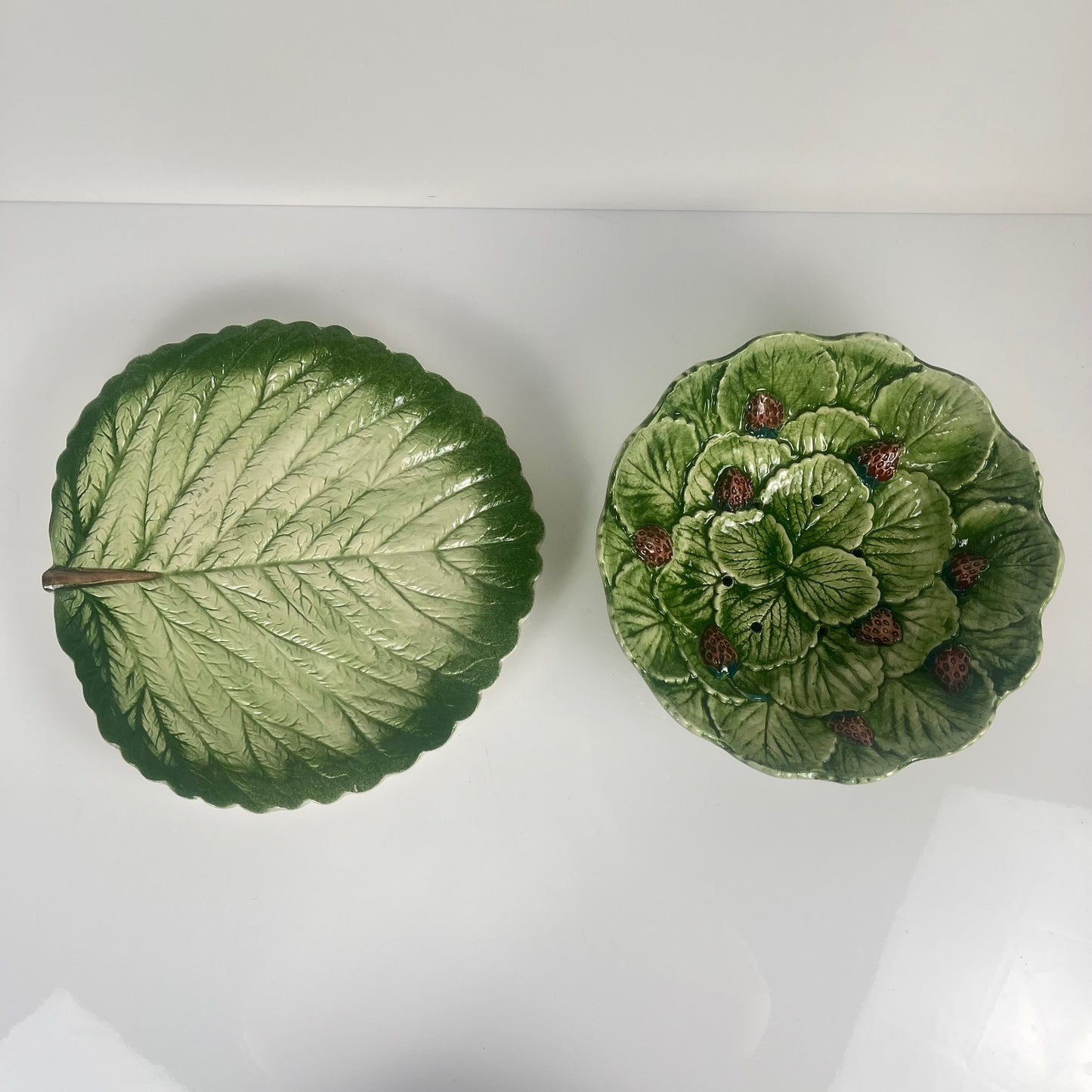 Saladier / Egouttoir barbotine en forme de feuille et fraise