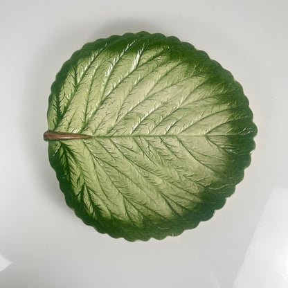 Saladier / Egouttoir barbotine en forme de feuille et fraise