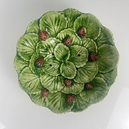 Saladier / Egouttoir barbotine en forme de feuille et fraise