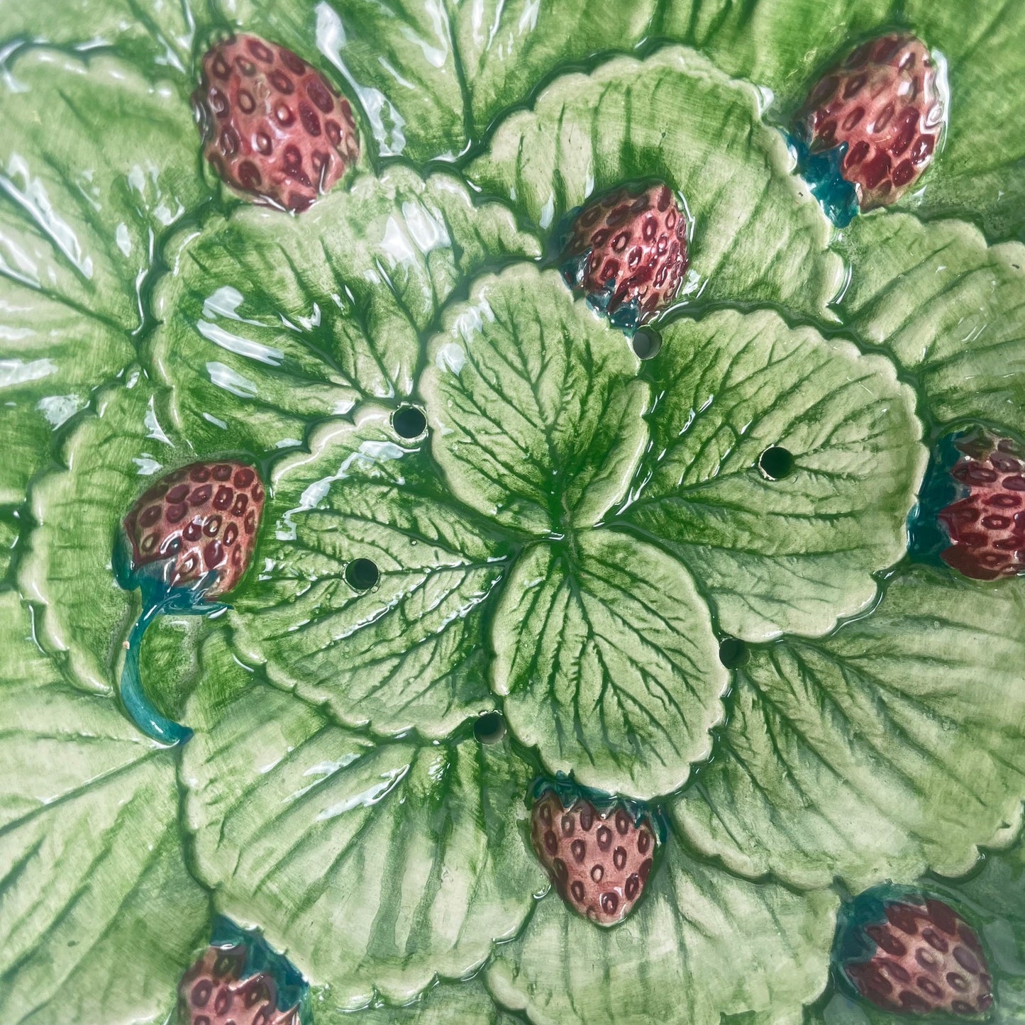 Saladier / Egouttoir barbotine en forme de feuille et fraise
