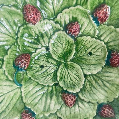 Saladier / Egouttoir barbotine en forme de feuille et fraise