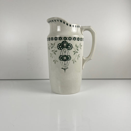 Pichet ancien en faïence, décor floral vert, terre de fer fin XIXe - début XXe siècle
