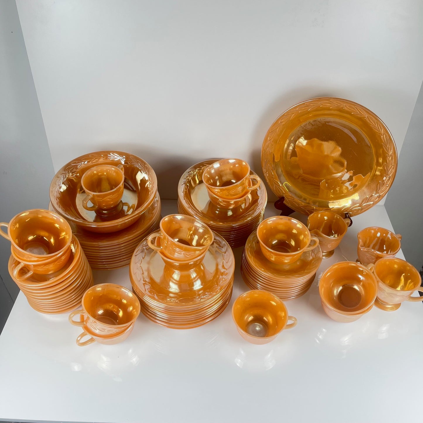 Important service Fire-King Peach Lustre "Feuille de laurier" pour 12 pers., Anchor Hocking , USA, années 50