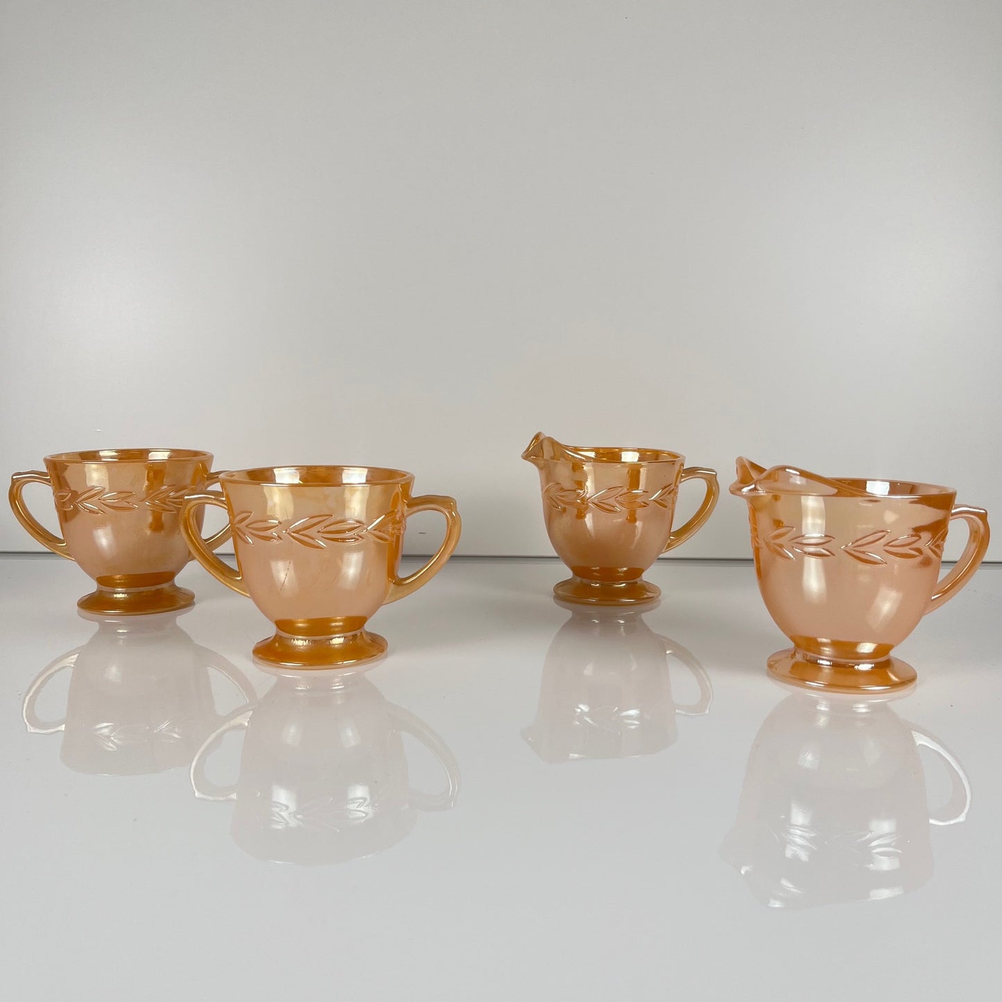 Important service Fire-King Peach Lustre "Feuille de laurier" pour 12 pers., Anchor Hocking , USA, années 50