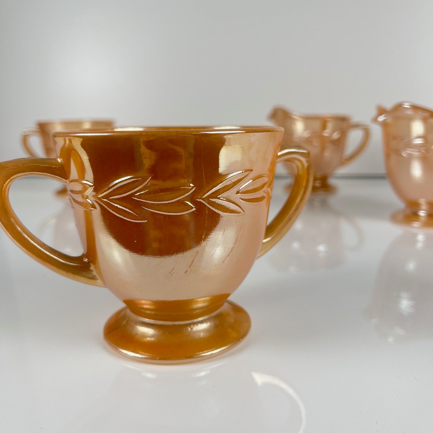 Important service Fire-King Peach Lustre "Feuille de laurier" pour 12 pers., Anchor Hocking , USA, années 50