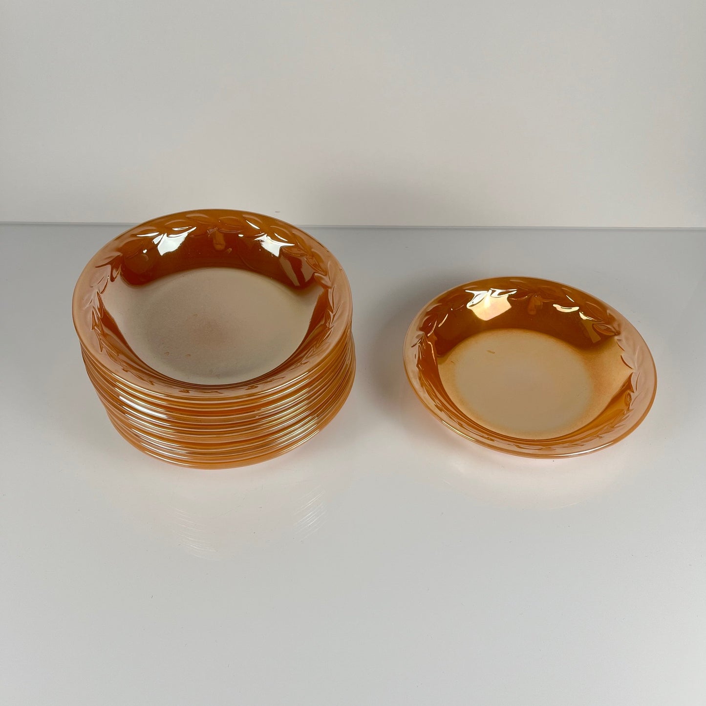 Important service Fire-King Peach Lustre "Feuille de laurier" pour 12 pers., Anchor Hocking , USA, années 50