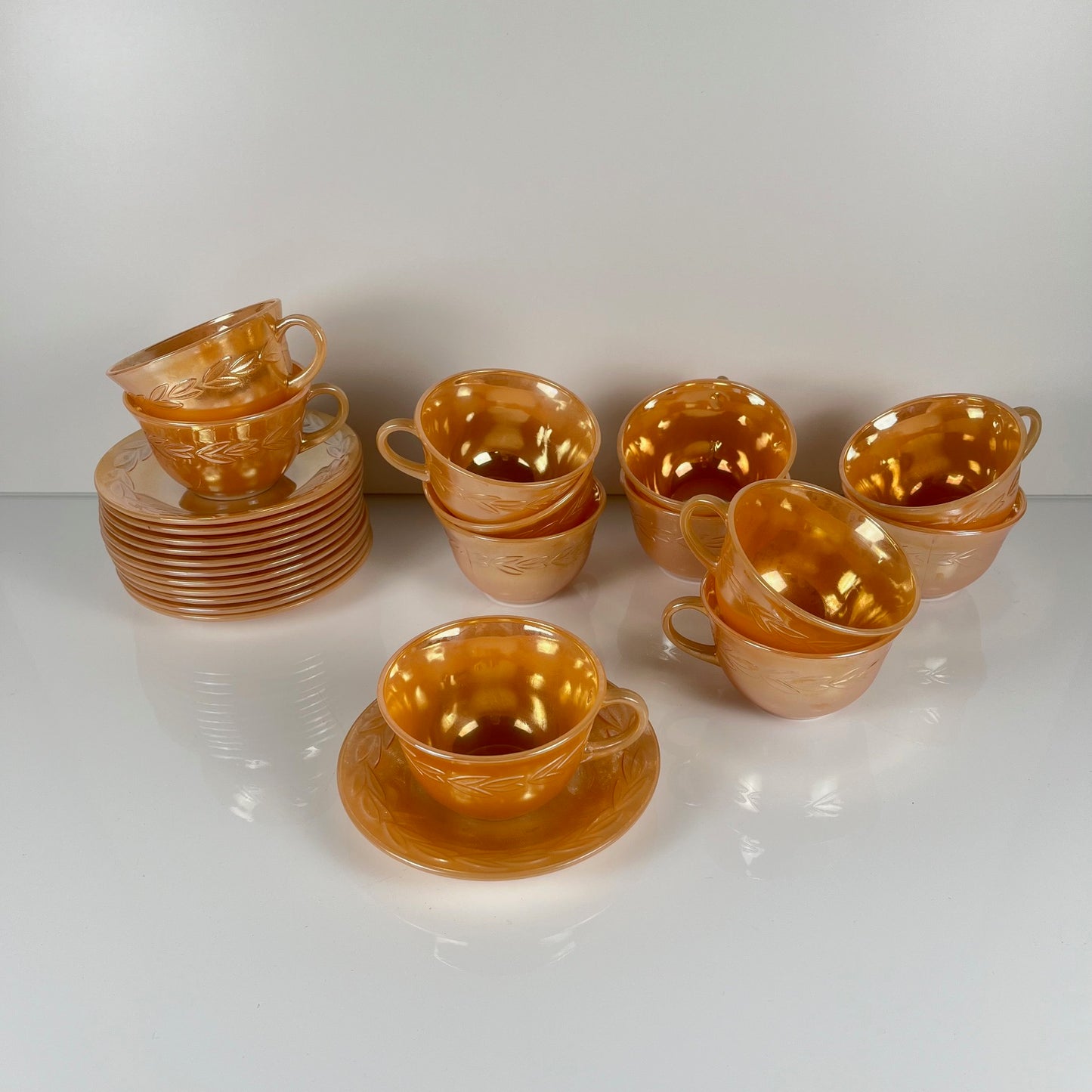 Important service Fire-King Peach Lustre "Feuille de laurier" pour 12 pers., Anchor Hocking , USA, années 50