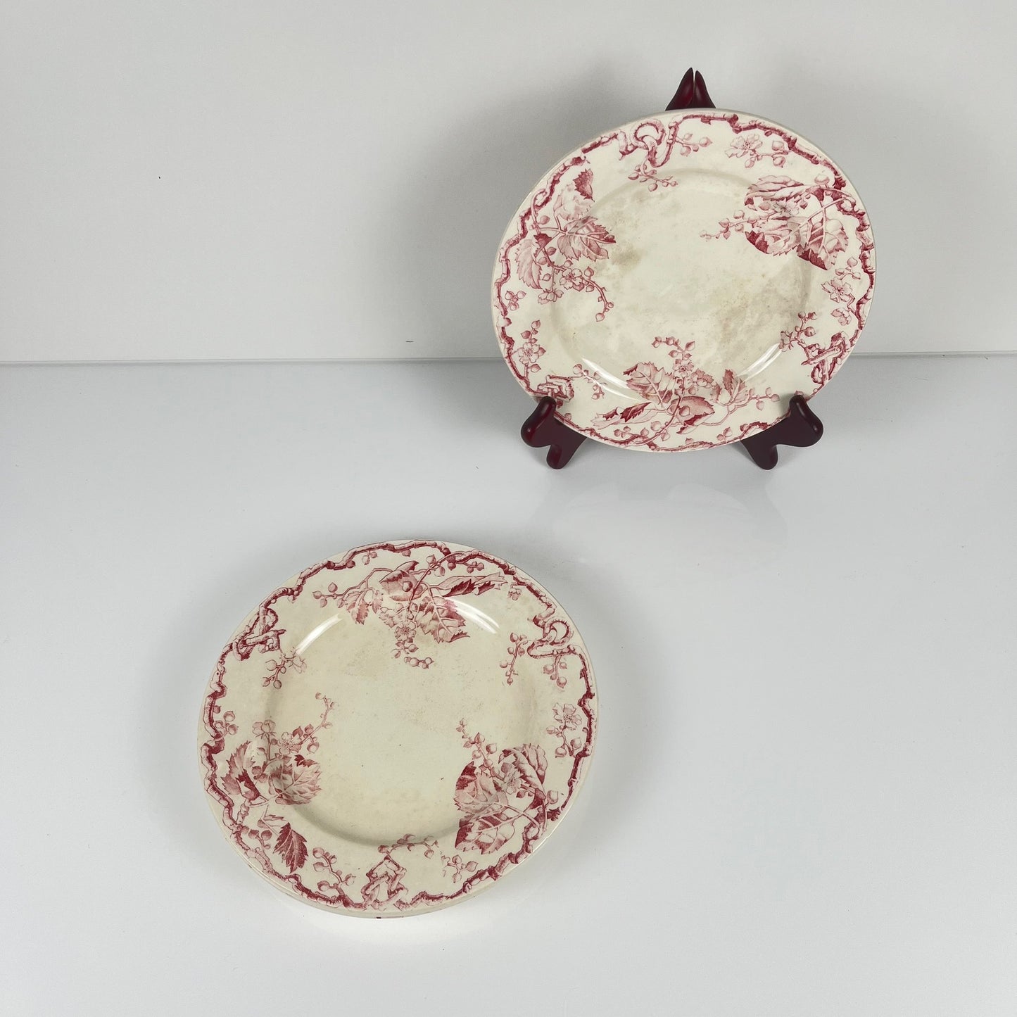 Set de 4 assiettes plates KG Lunéville Terre de fer, " Fontainebleau" , rose, XIXe siècle