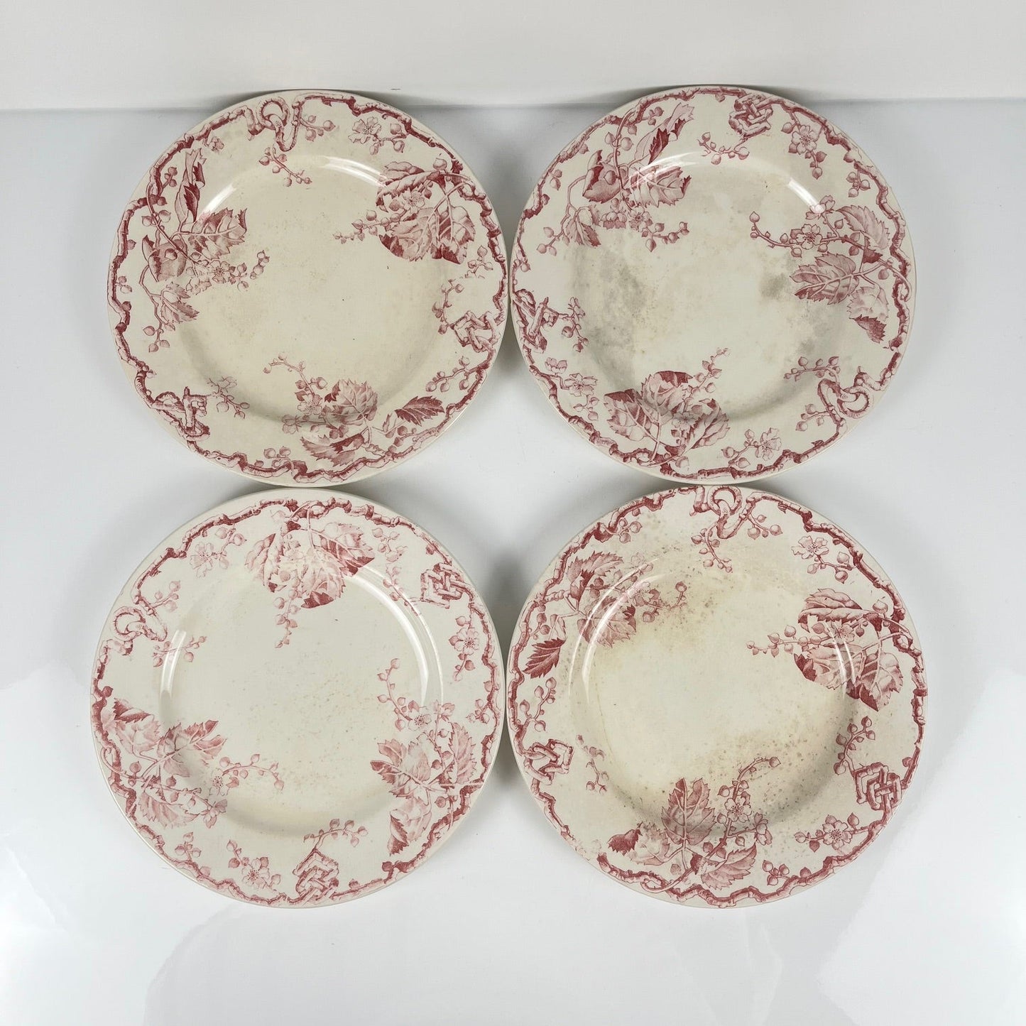Set de 4 assiettes plates KG Lunéville Terre de fer, " Fontainebleau" , rose, XIXe siècle