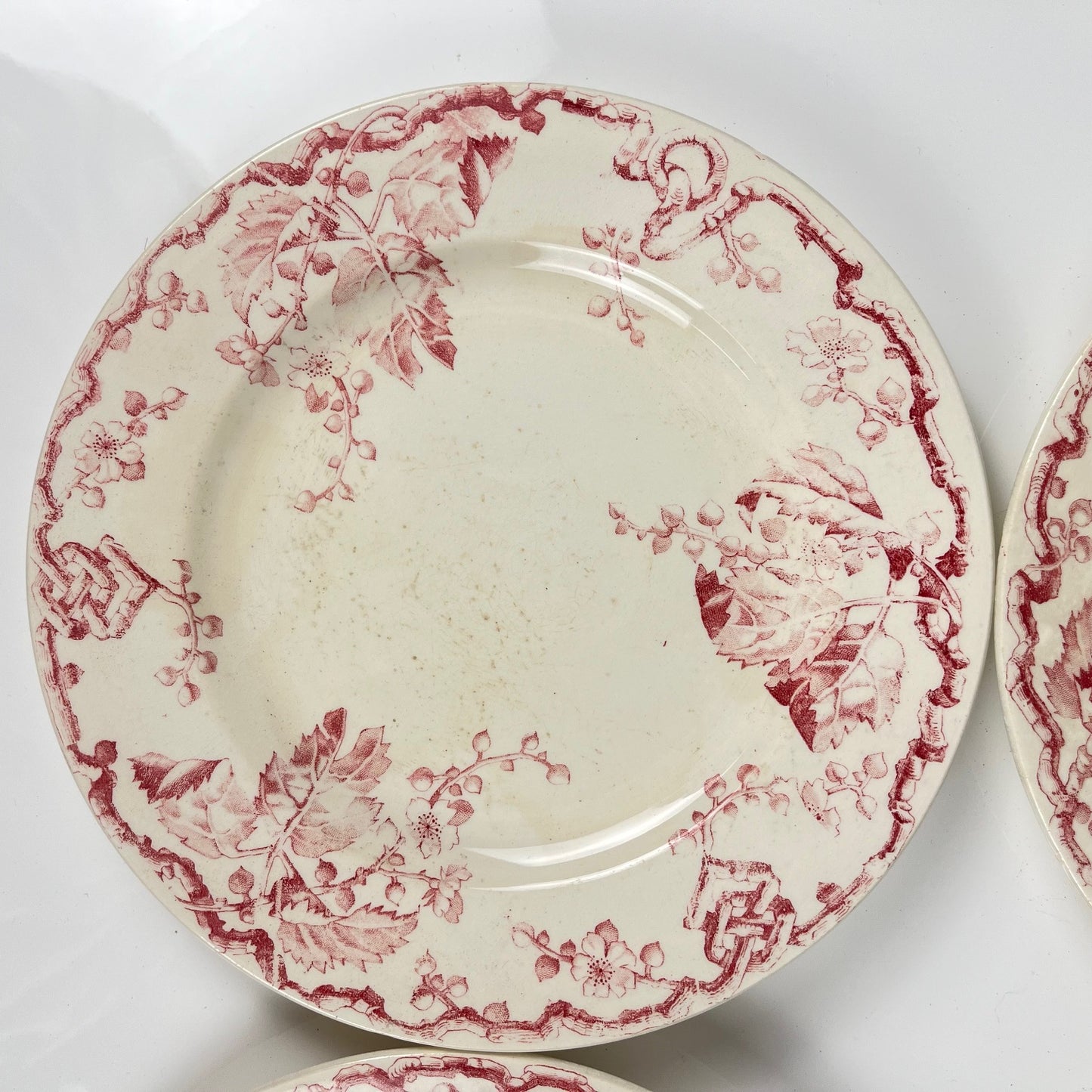 Set de 4 assiettes plates KG Lunéville Terre de fer, " Fontainebleau" , rose, XIXe siècle
