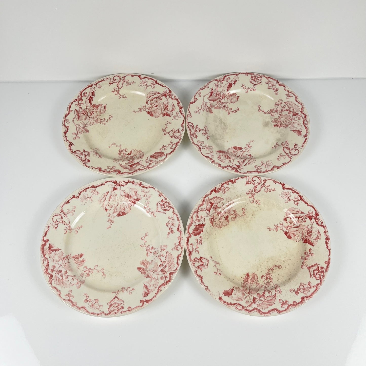 Set de 4 assiettes plates KG Lunéville Terre de fer, " Fontainebleau" , rose, XIXe siècle