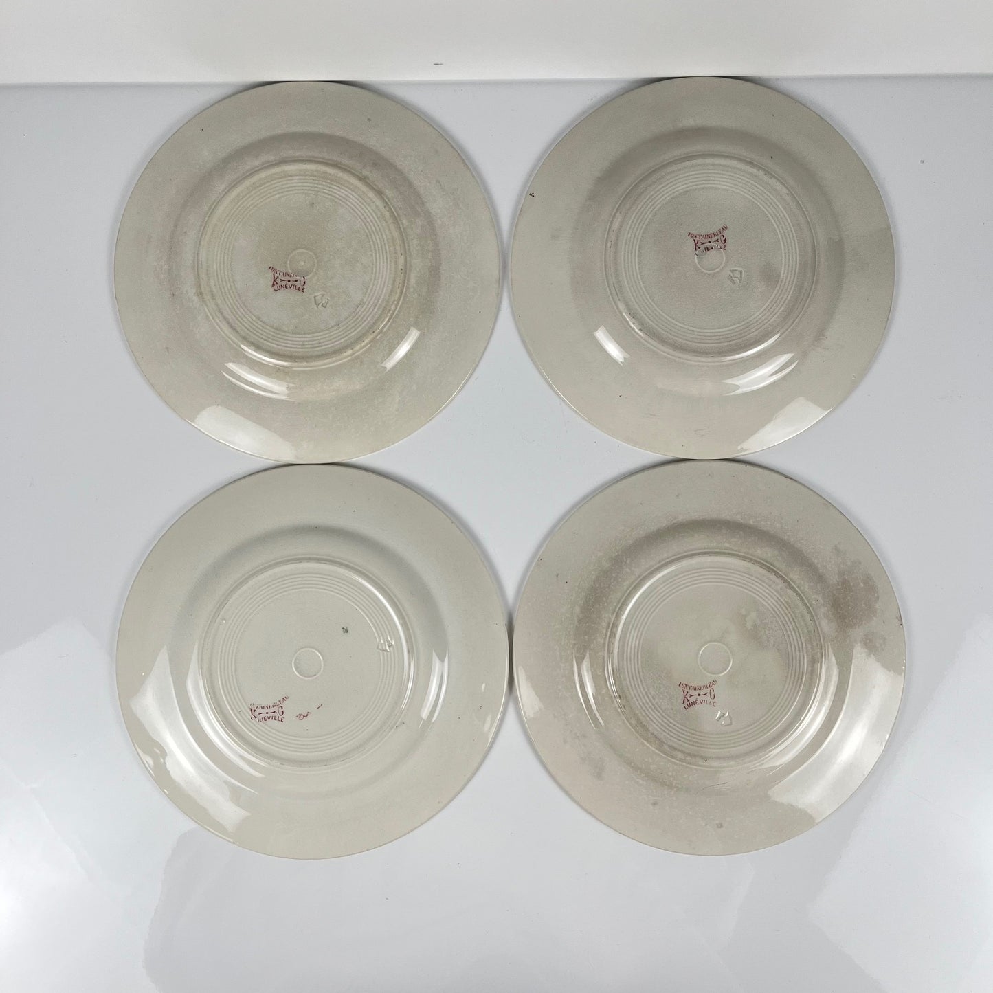 Set de 4 assiettes plates KG Lunéville Terre de fer, " Fontainebleau" , rose, XIXe siècle