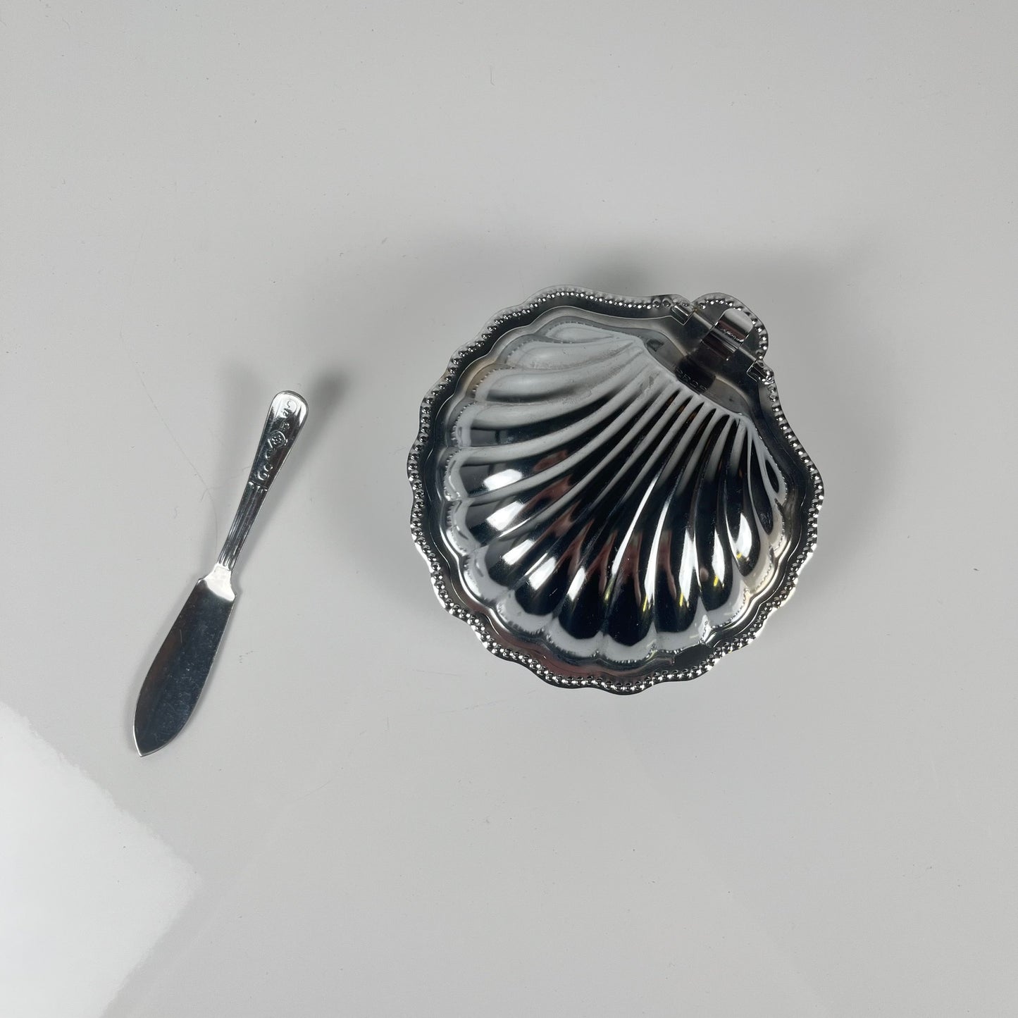 Beurrier coquillage en métal et insert bleu, 1970 avec couteau