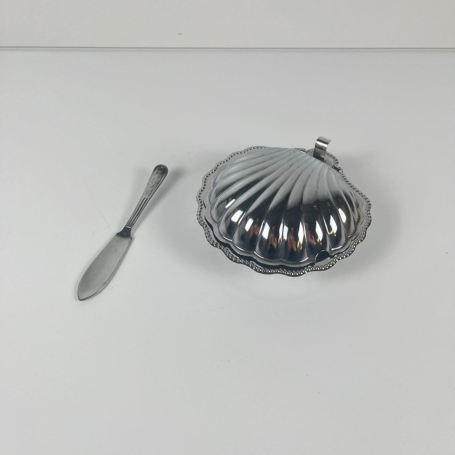 Beurrier coquillage en métal et insert bleu, 1970 avec couteau
