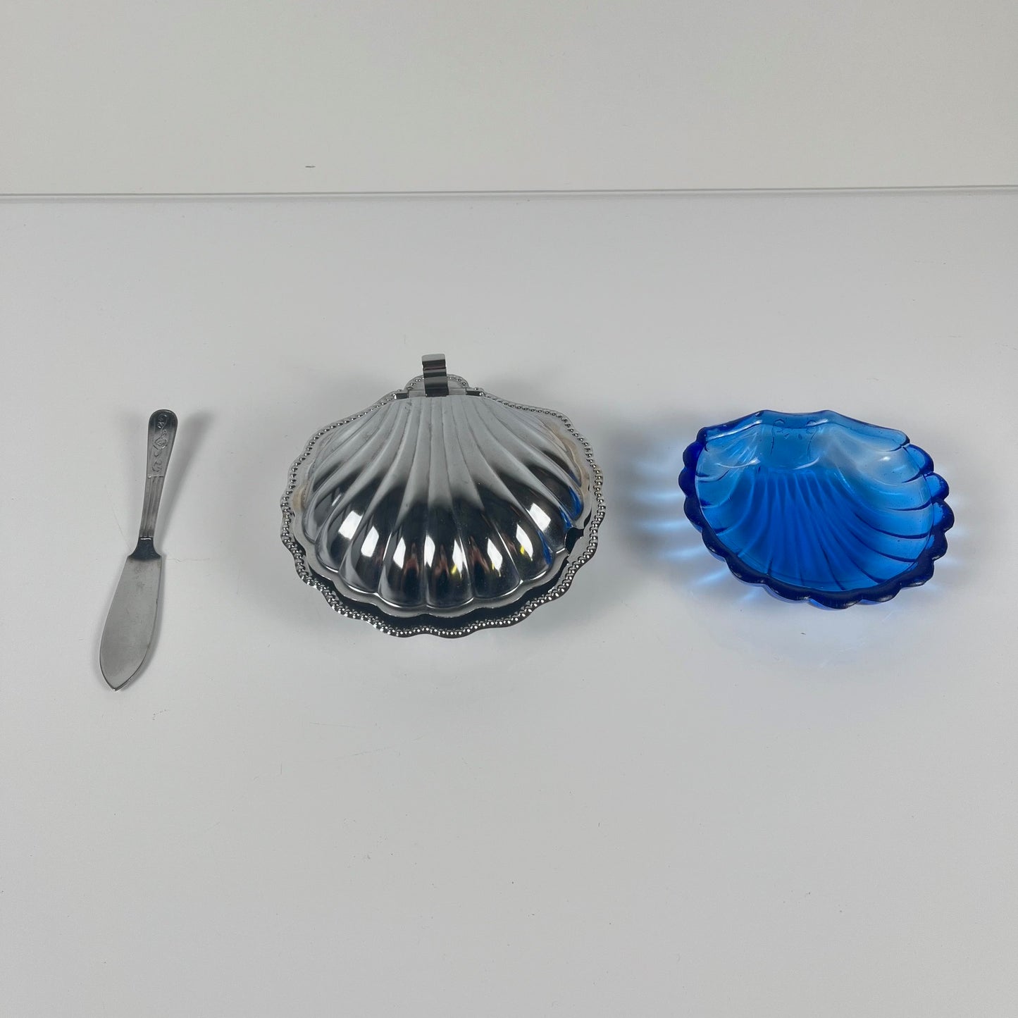 Beurrier coquillage en métal et insert bleu, 1970 avec couteau