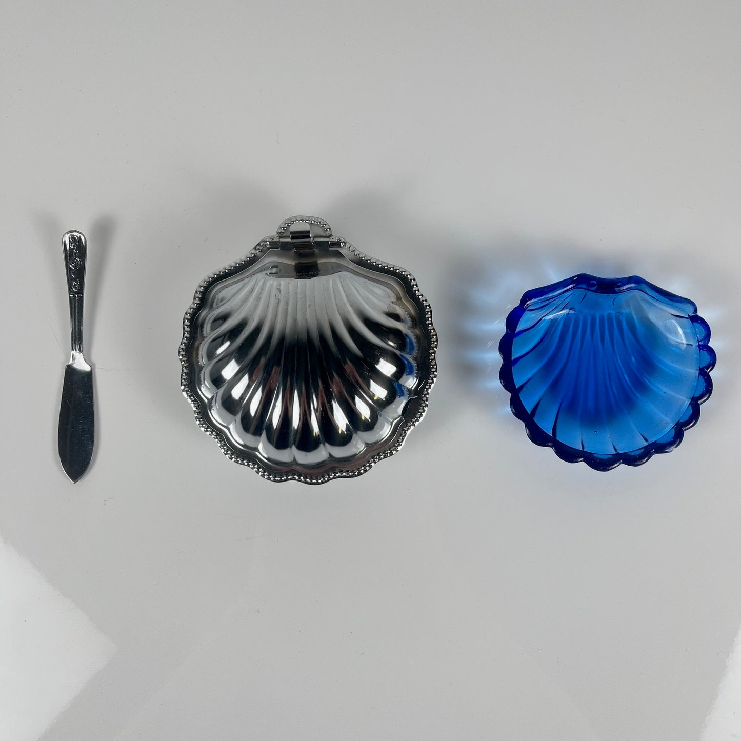 Beurrier coquillage en métal et insert bleu, 1970 avec couteau