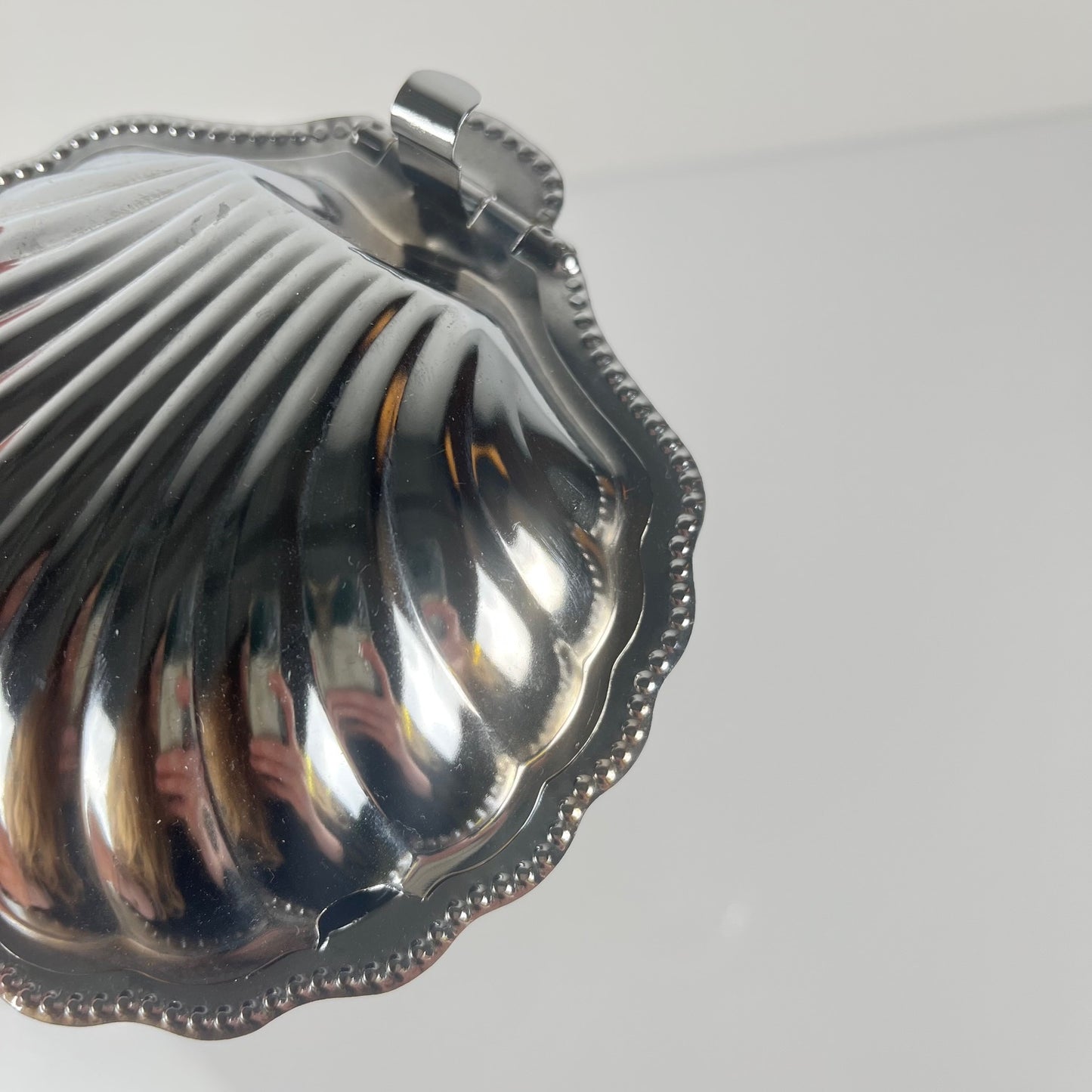 Beurrier coquillage en métal et insert bleu, 1970 avec couteau