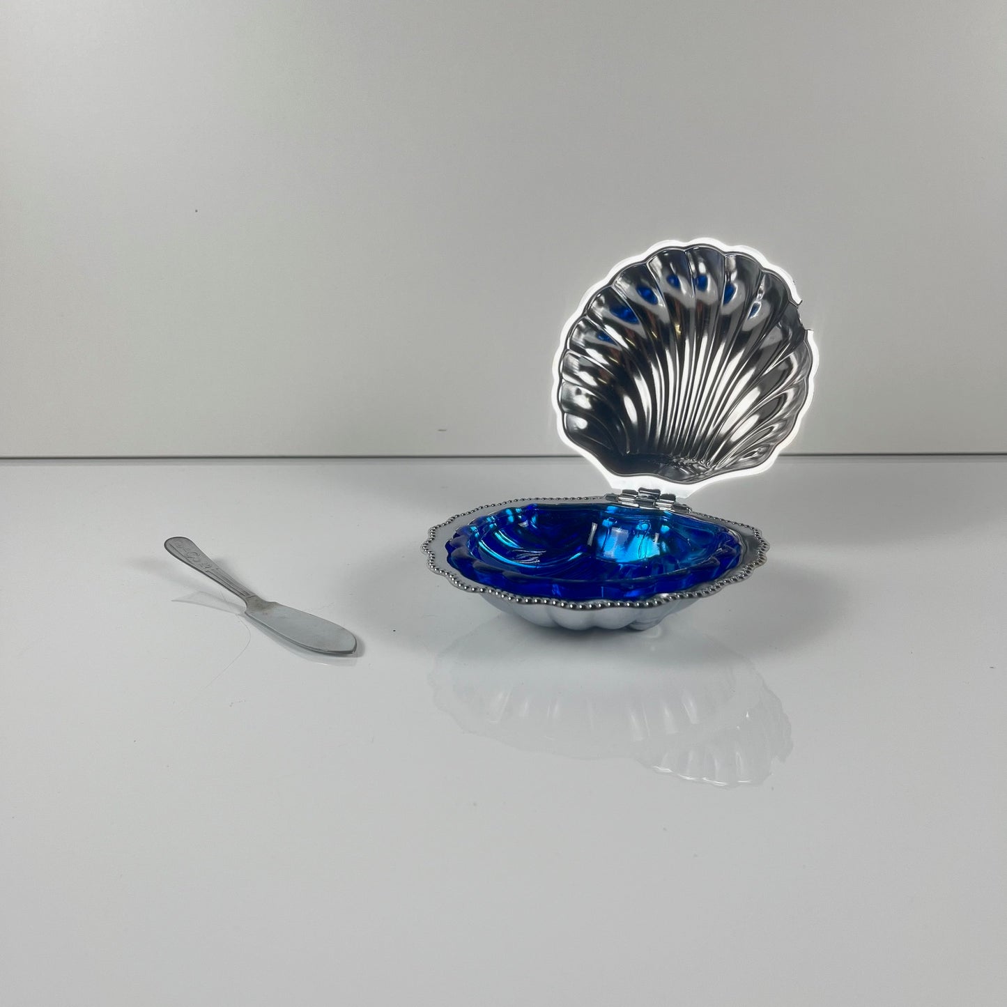 Beurrier coquillage en métal et insert bleu, 1970 avec couteau