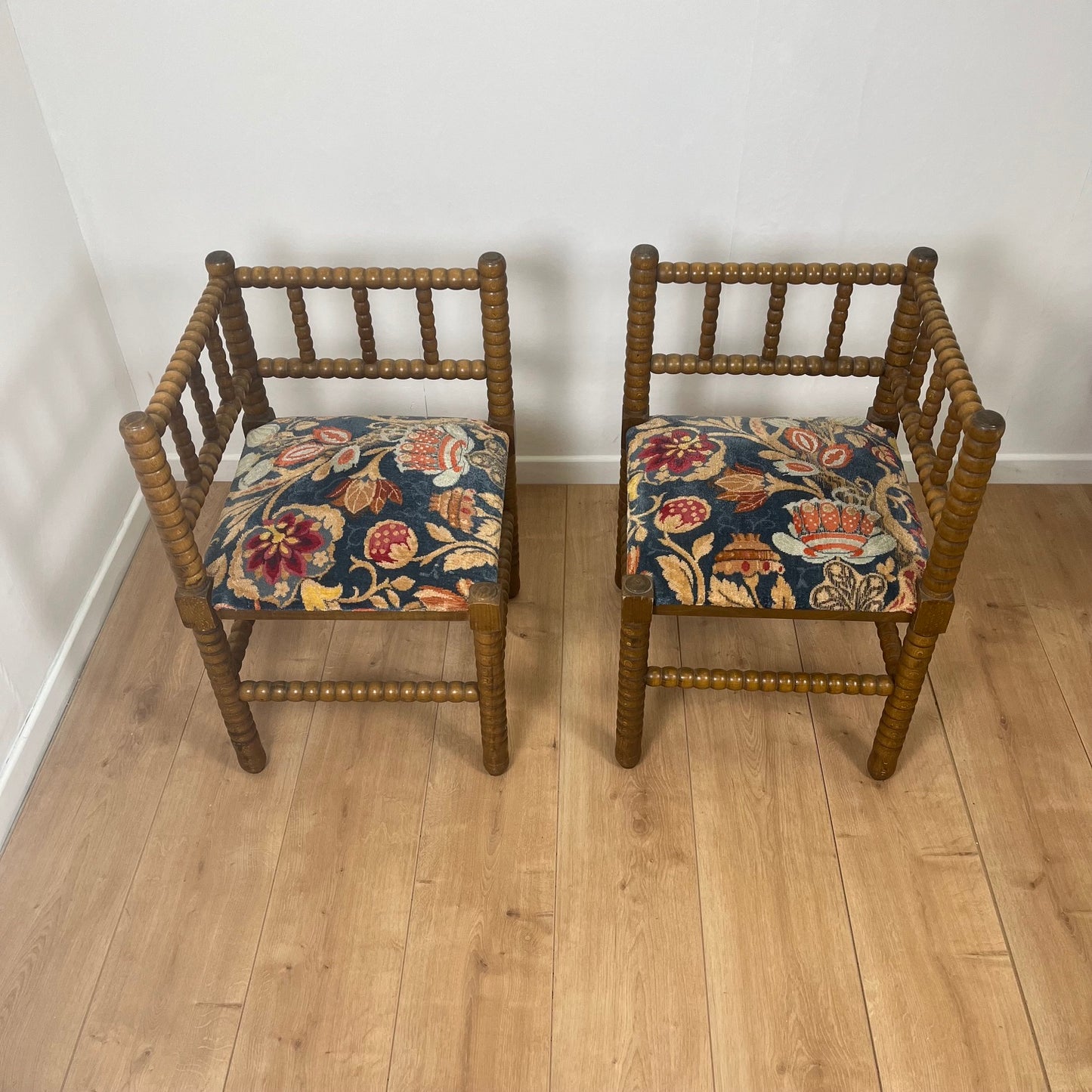 Duo de chaise d'angle en bois tourné Bobines et assise tissu, milieu XXeme