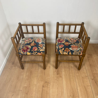 Duo de chaise d'angle en bois tourné Bobines et assise tissu, milieu XXeme