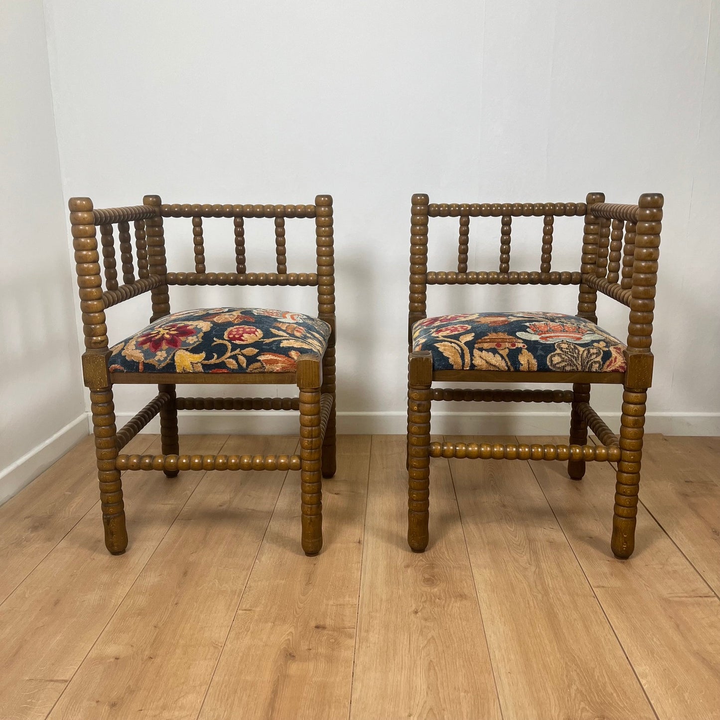 Duo de chaise d'angle en bois tourné Bobines et assise tissu, milieu XXeme