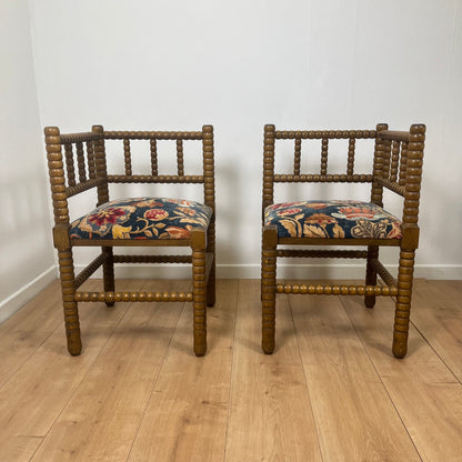 Duo de chaise d'angle en bois tourné Bobines et assise tissu, milieu XXeme