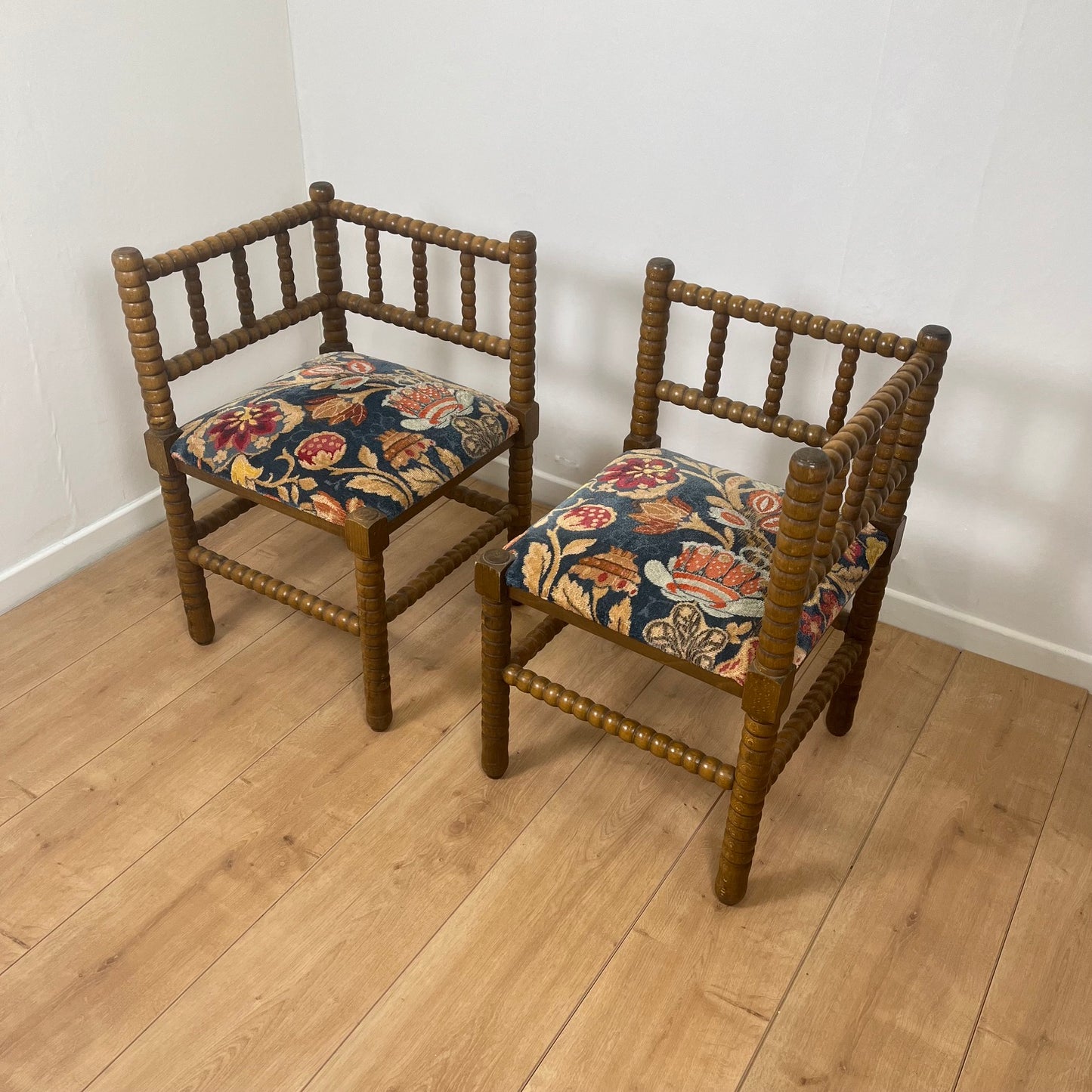 Duo de chaise d'angle en bois tourné Bobines et assise tissu, milieu XXeme