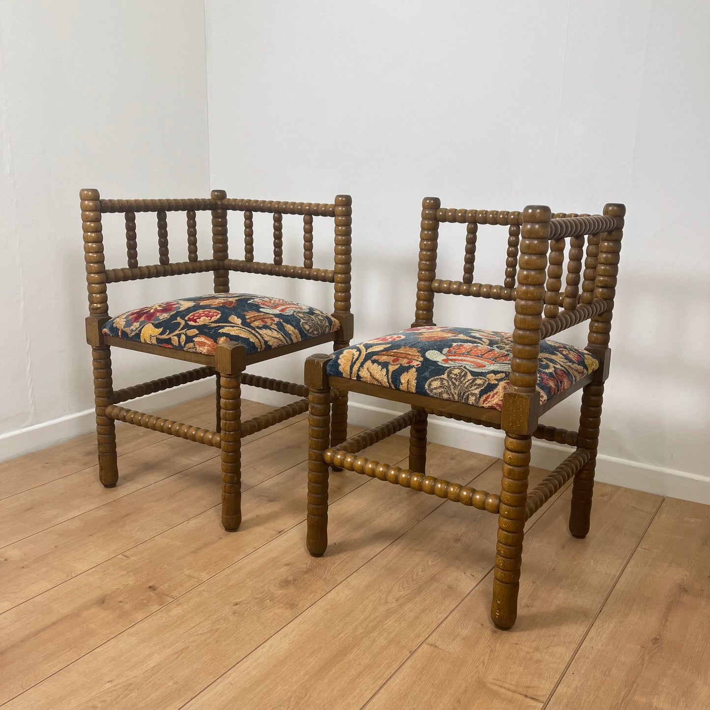 Duo de chaise d'angle en bois tourné Bobines et assise tissu, milieu XXeme