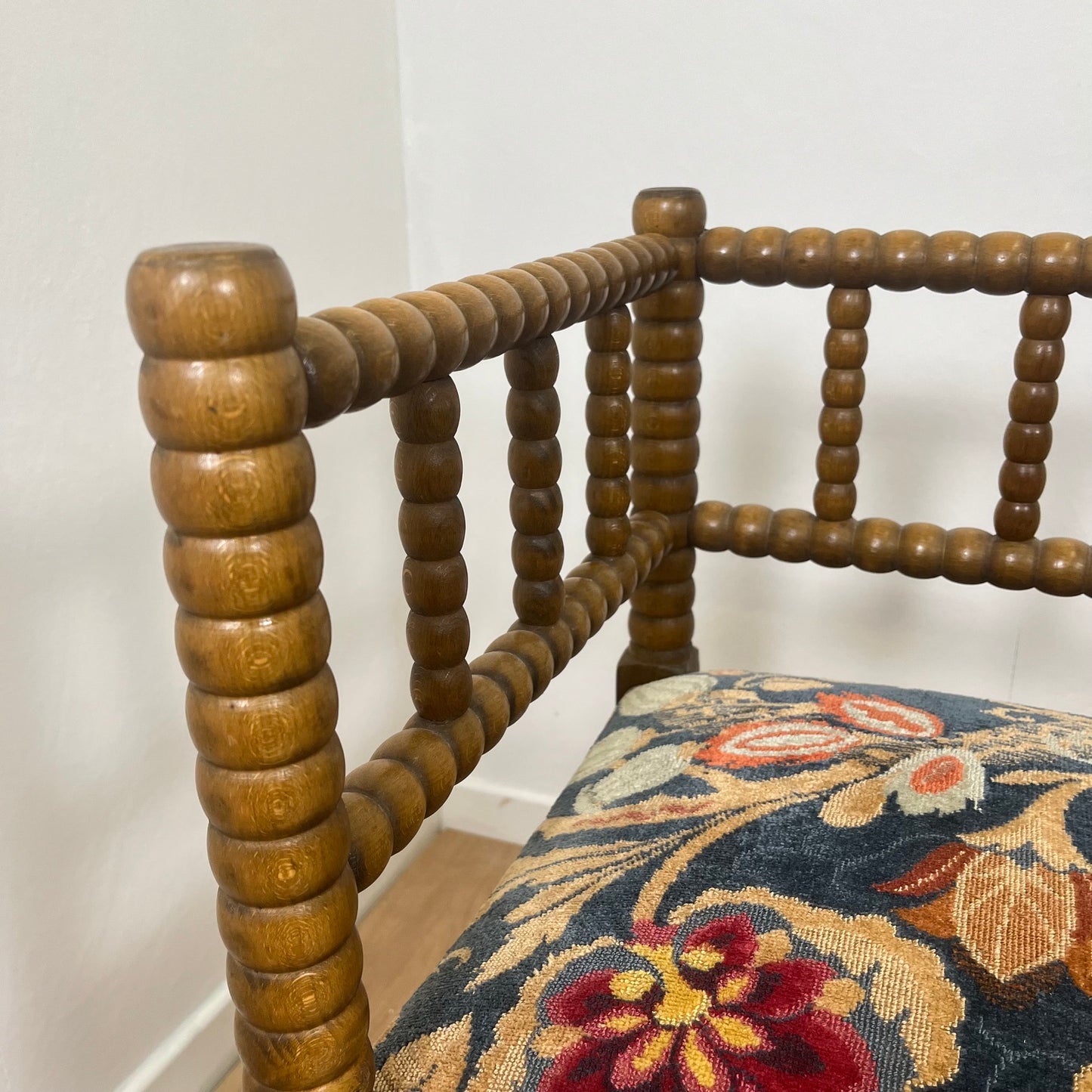 Duo de chaise d'angle en bois tourné Bobines et assise tissu, milieu XXeme