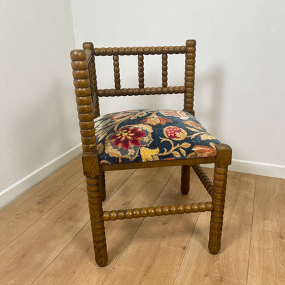 Duo de chaise d'angle en bois tourné Bobines et assise tissu, milieu XXeme