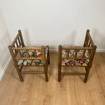 Duo de chaise d'angle en bois tourné Bobines et assise tissu, milieu XXeme