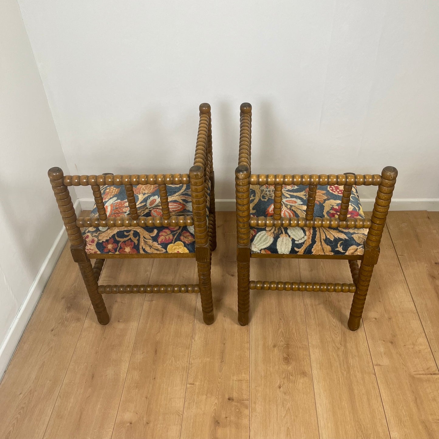 Duo de chaise d'angle en bois tourné Bobines et assise tissu, milieu XXeme