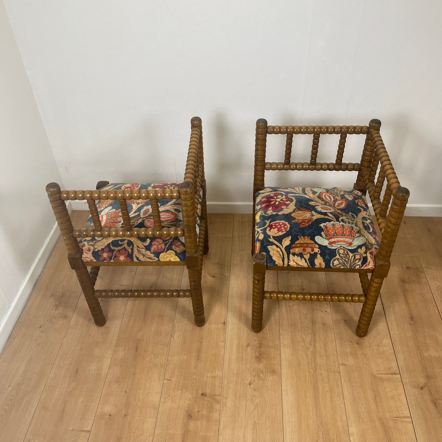 Duo de chaise d'angle en bois tourné Bobines et assise tissu, milieu XXeme